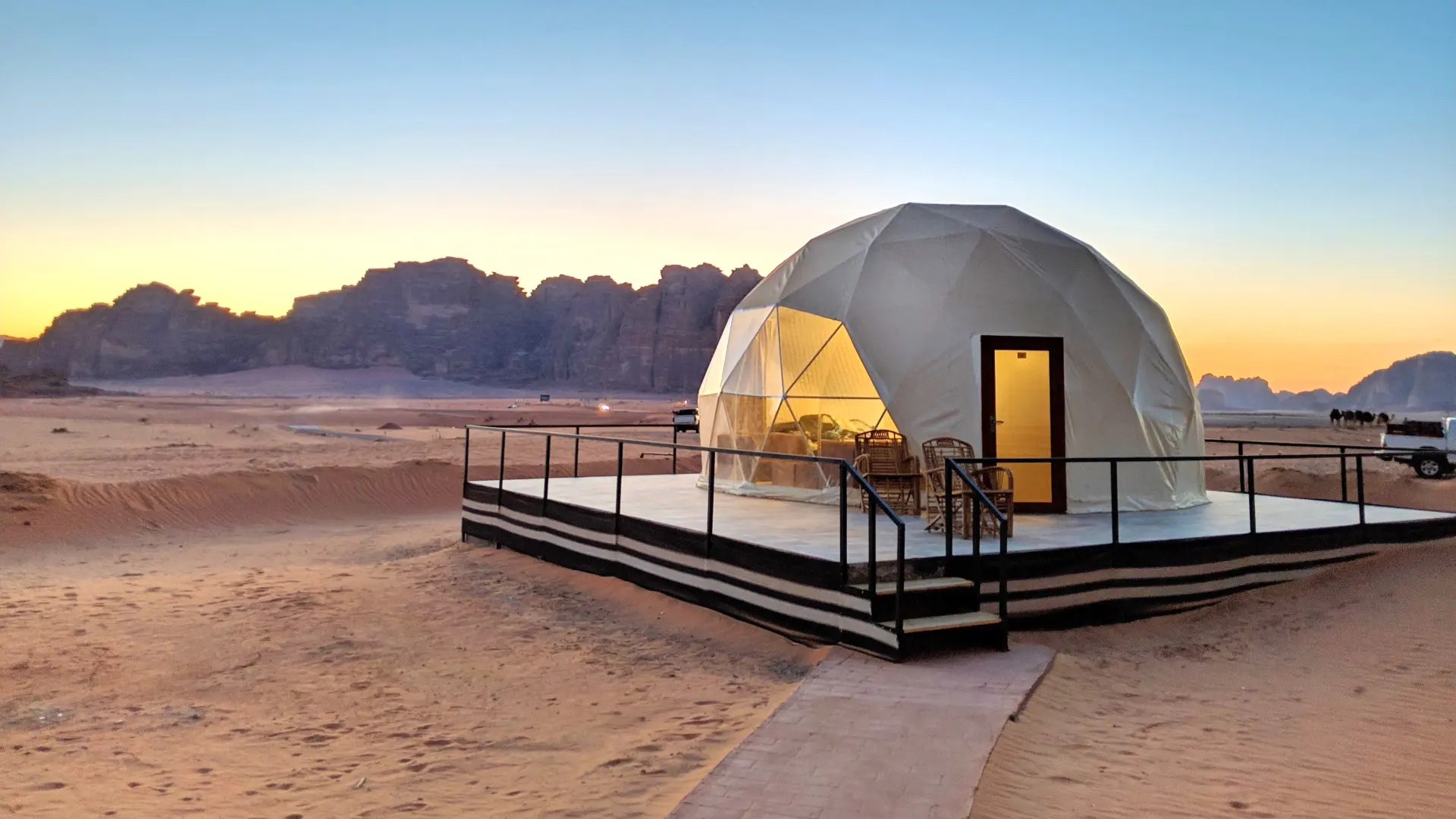 shutterstock_1385806409 glamping u pustinji glamurozno kampovanje pustinja putovanja-69a93288ce5ab.webp