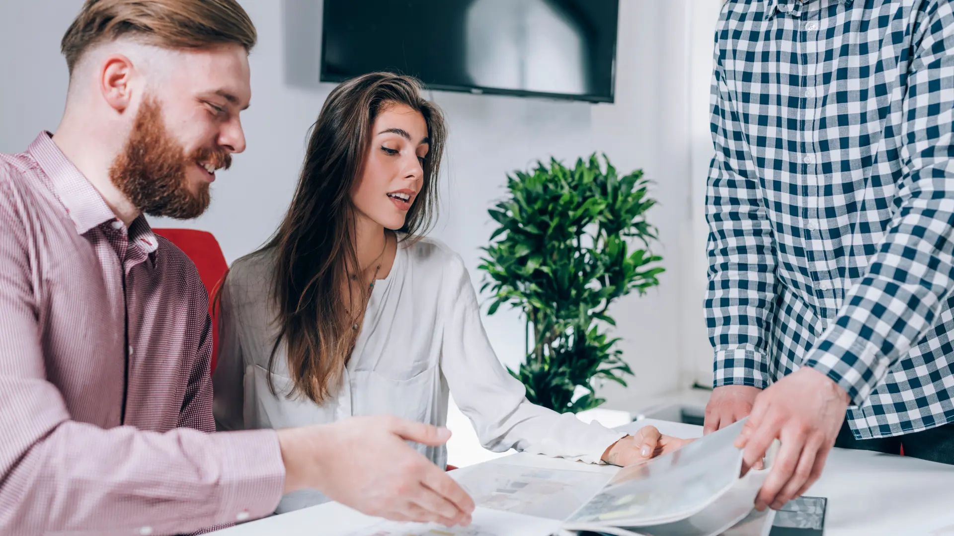 shutterstock_1433752331 ljubav na poslu posao kolega koleginica sastanak preljuba zaljubljenost muškarac žena-69b540e299951.webp