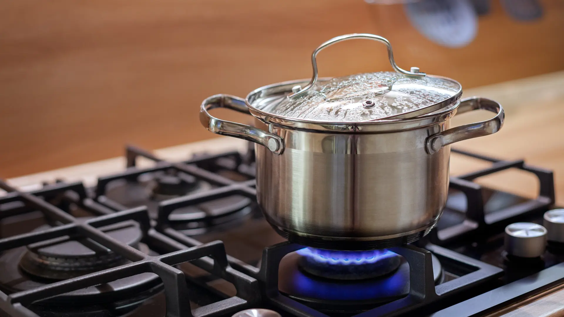 shutterstock_1597475869 šerpa šporet kuvanje  plin ringla kuhinja-69aea4b767b5b.webp