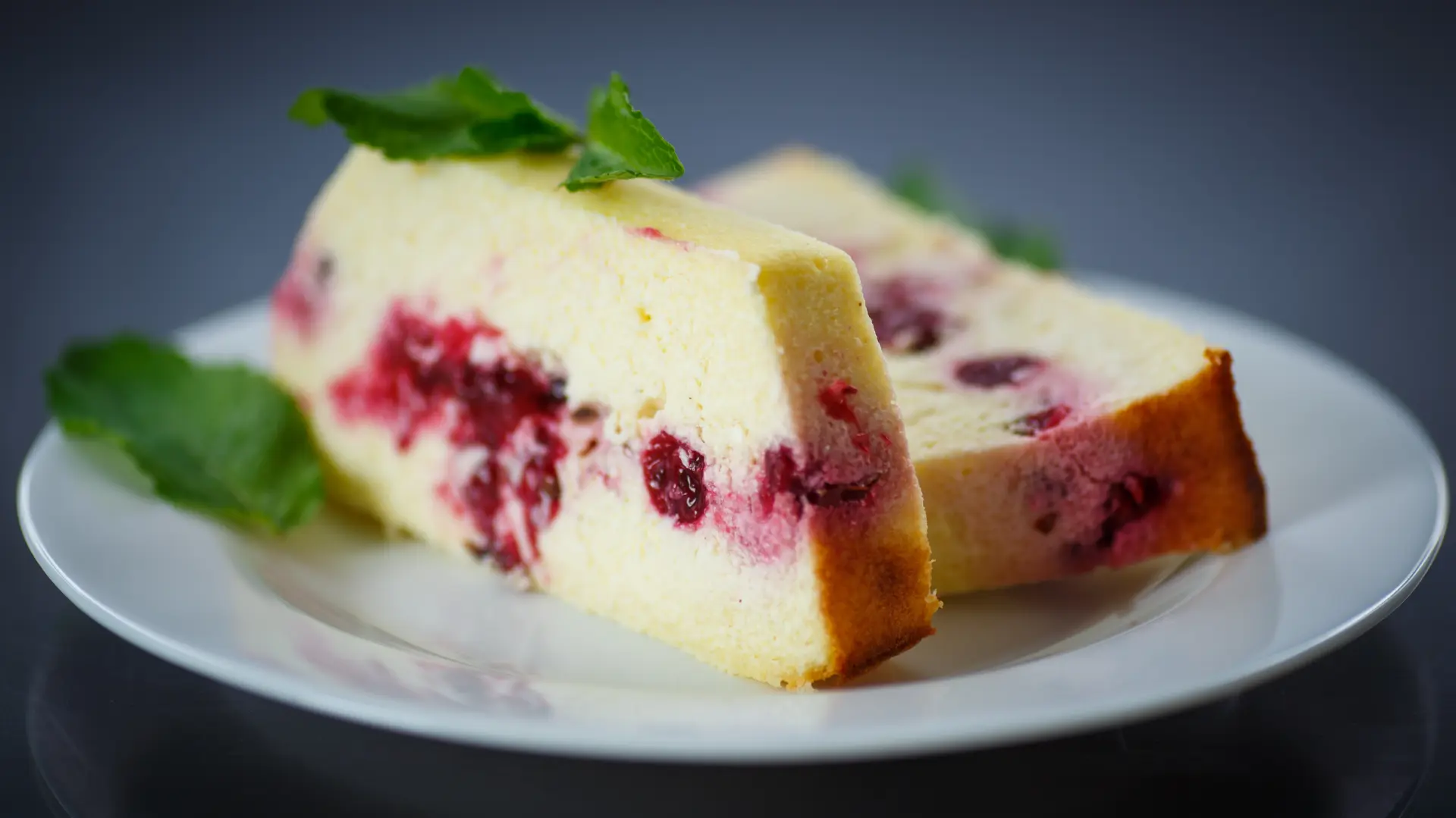 shutterstock_163499372 griz pita sa višnjama sa voćem-69c7cb65664fe.webp