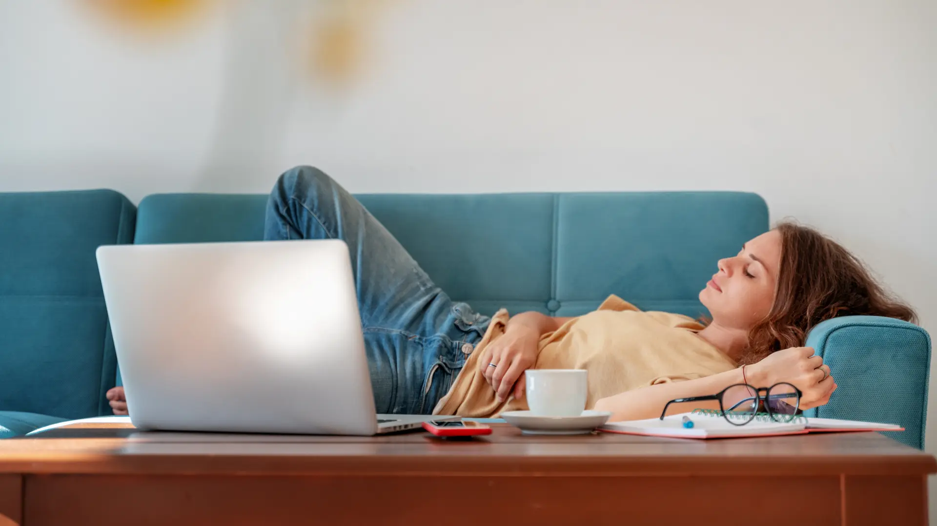 shutterstock_1702902388 popodnevna dremka dremanje spavanje kafa odmor odmaranje umor kafa posao laptop spavanje danju-69ae8958bc931.webp