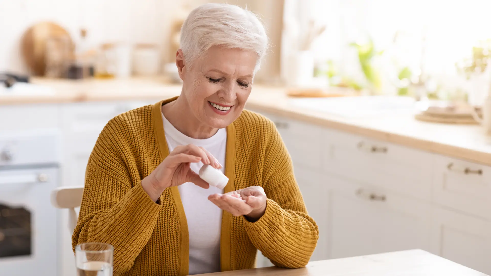 shutterstock_1896415801 vitamini suplementi menopauza vitamin baba starija žena zdravlje-69aaadf049518.webp