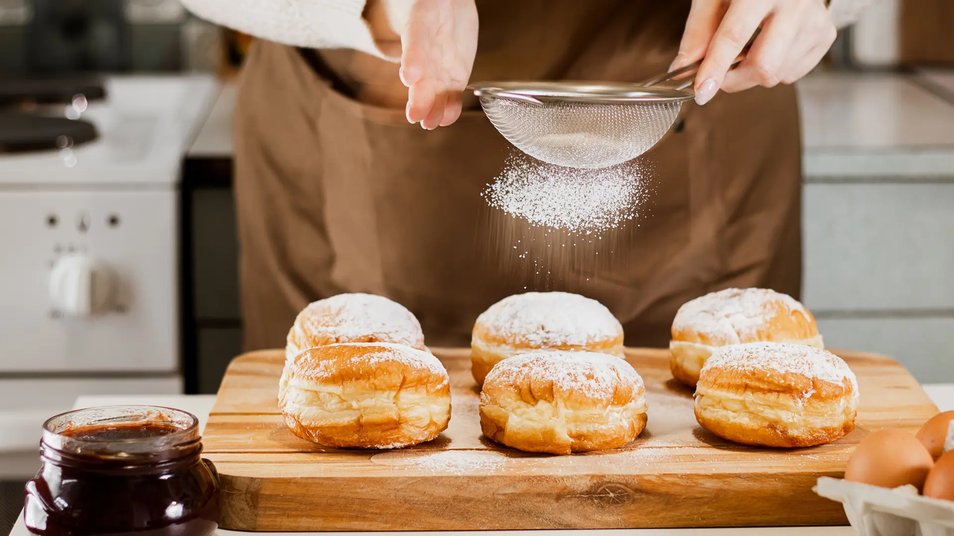 shutterstock_2076372931 šećer u prahu krofne kuhinja testo kuvanje-69aacb714dd9b.webp