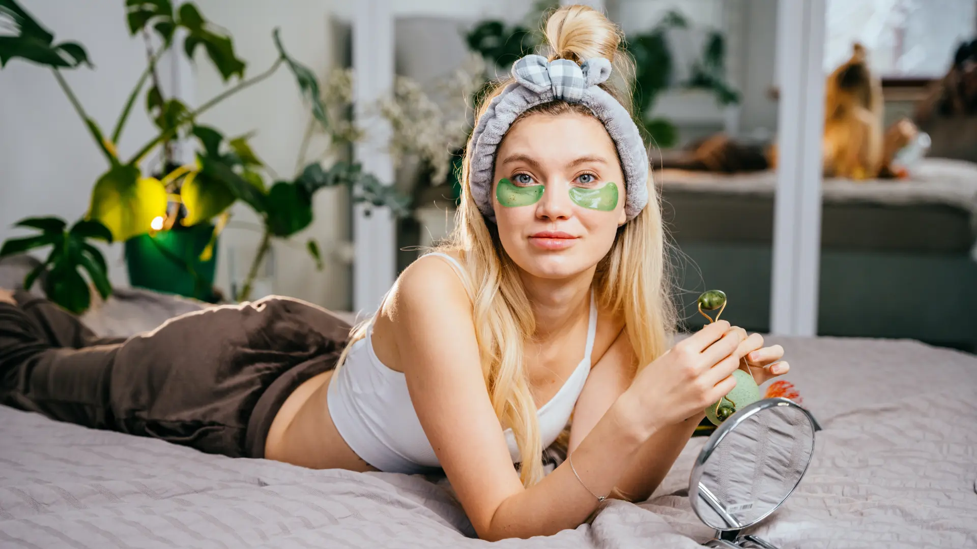 shutterstock_2100191122 lepota maska za lice maske za podočnjake podočnjaci hidriranje-69c9374339b4d.webp