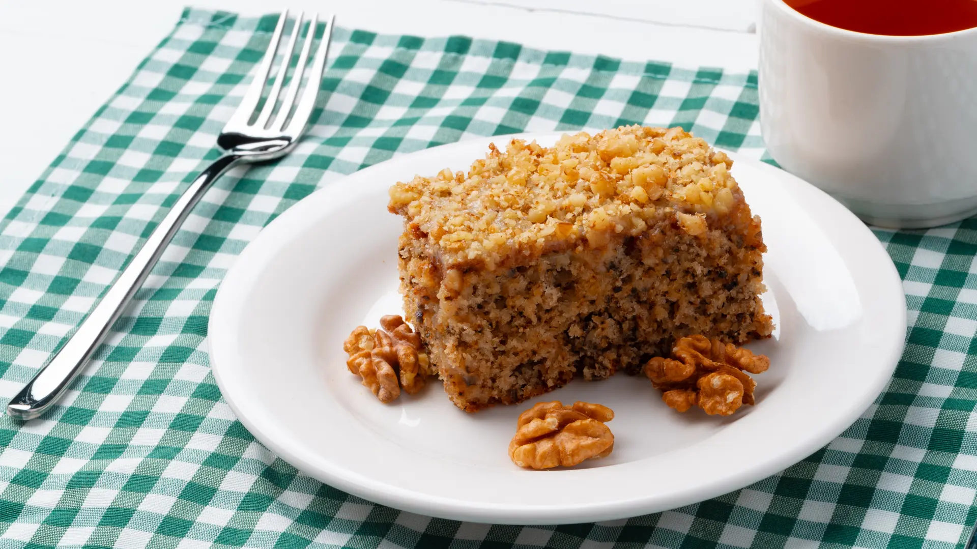 shutterstock_2144718125 manastirski kolač kolač sa orasima čaj-69b42175ce3c7.webp