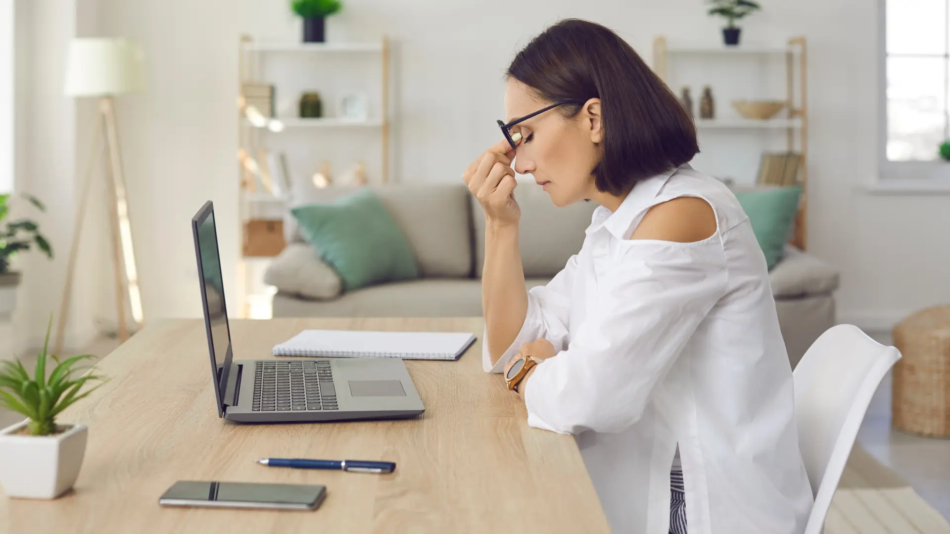 shutterstock_2160680533 umor posao gledanje u ekran posao menopauza  žena stres-69c15d10d3fd0.webp