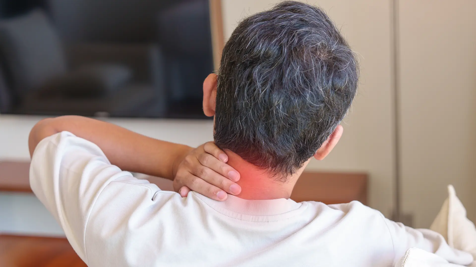 shutterstock_2229796169 bol u leđima isijas bolovi vrat muskarac-69b0794074e6c.webp