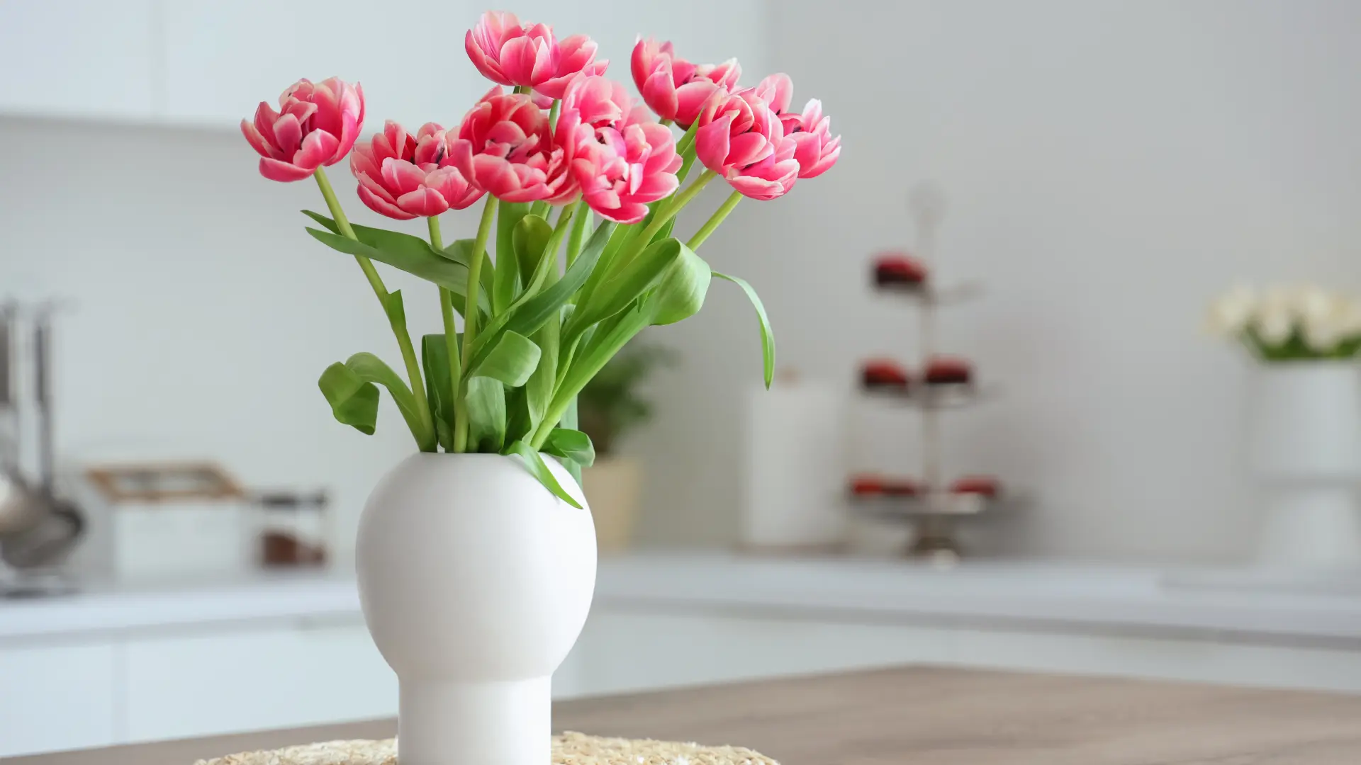 shutterstock_2314682911 cveće vaza kuhinaj proleće osmi mart sveže cveće u vazi-69afd891111d9.webp