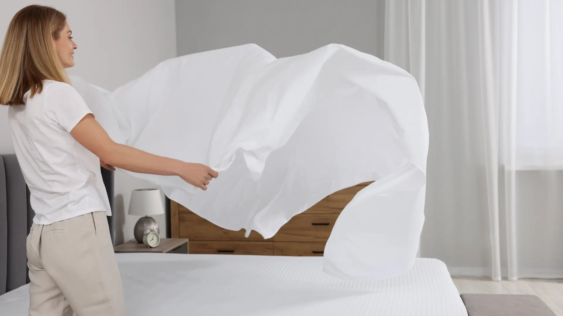 shutterstock_2338766081 menjanje posteljine čaršav čaršaf čista posteljinja spavaća soba sobarica kućna pomoćnica  higijena čišćenje dom-69c92b61948da.webp