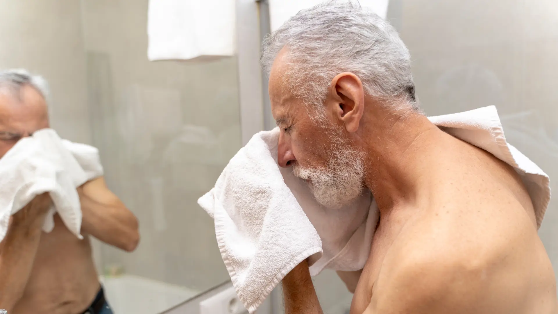 shutterstock_2348217675 tuširanje stariji čovek deda gospodin-69c7d918915b2.webp