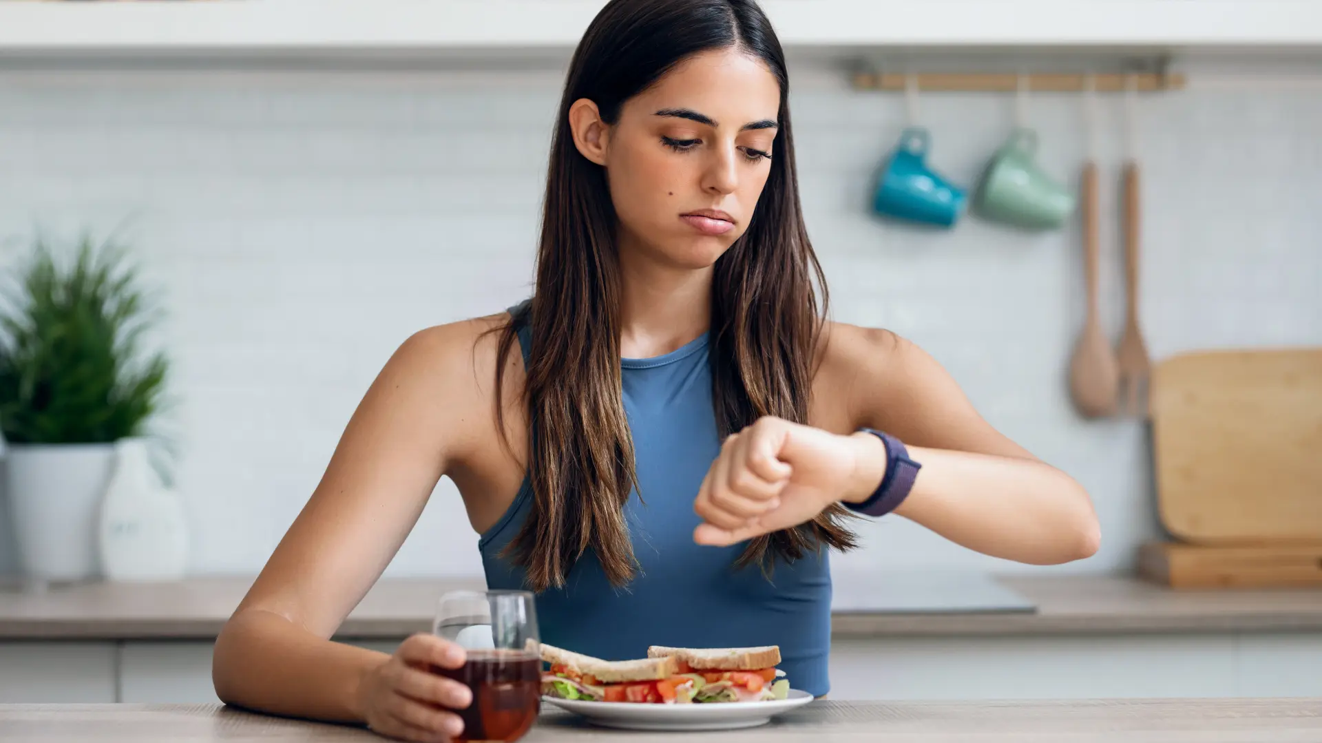 shutterstock_2363789711 ručak doručak večera vreme hrana dijeta vreme večere hrana sendvič  mršavljenje sok-69b31e05d6ae8.webp