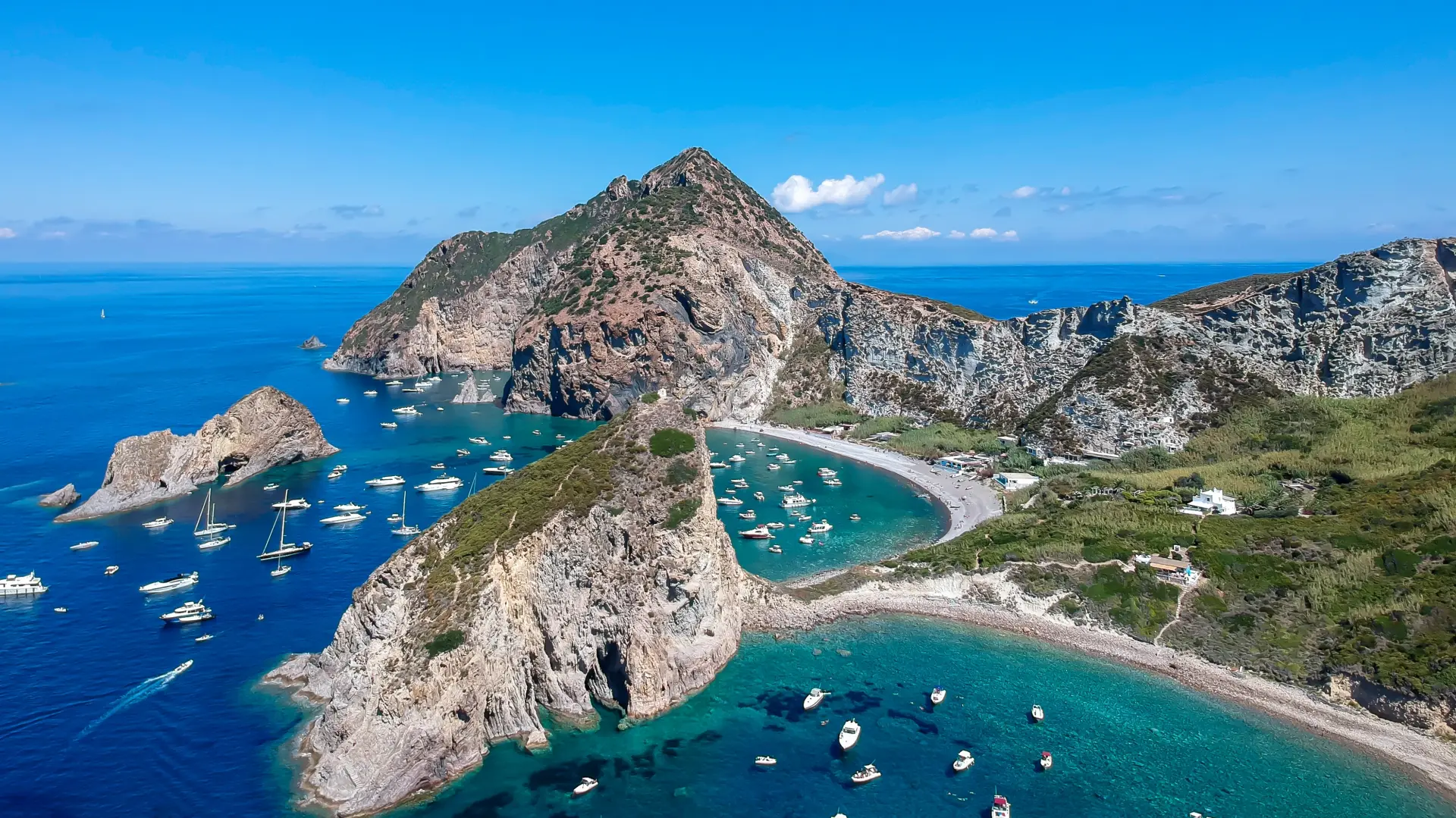 shutterstock_2368560423 ostrvo palmarola italija putovanja more letovanje plaža brod luka  priroda-69ba612d1c84c.webp