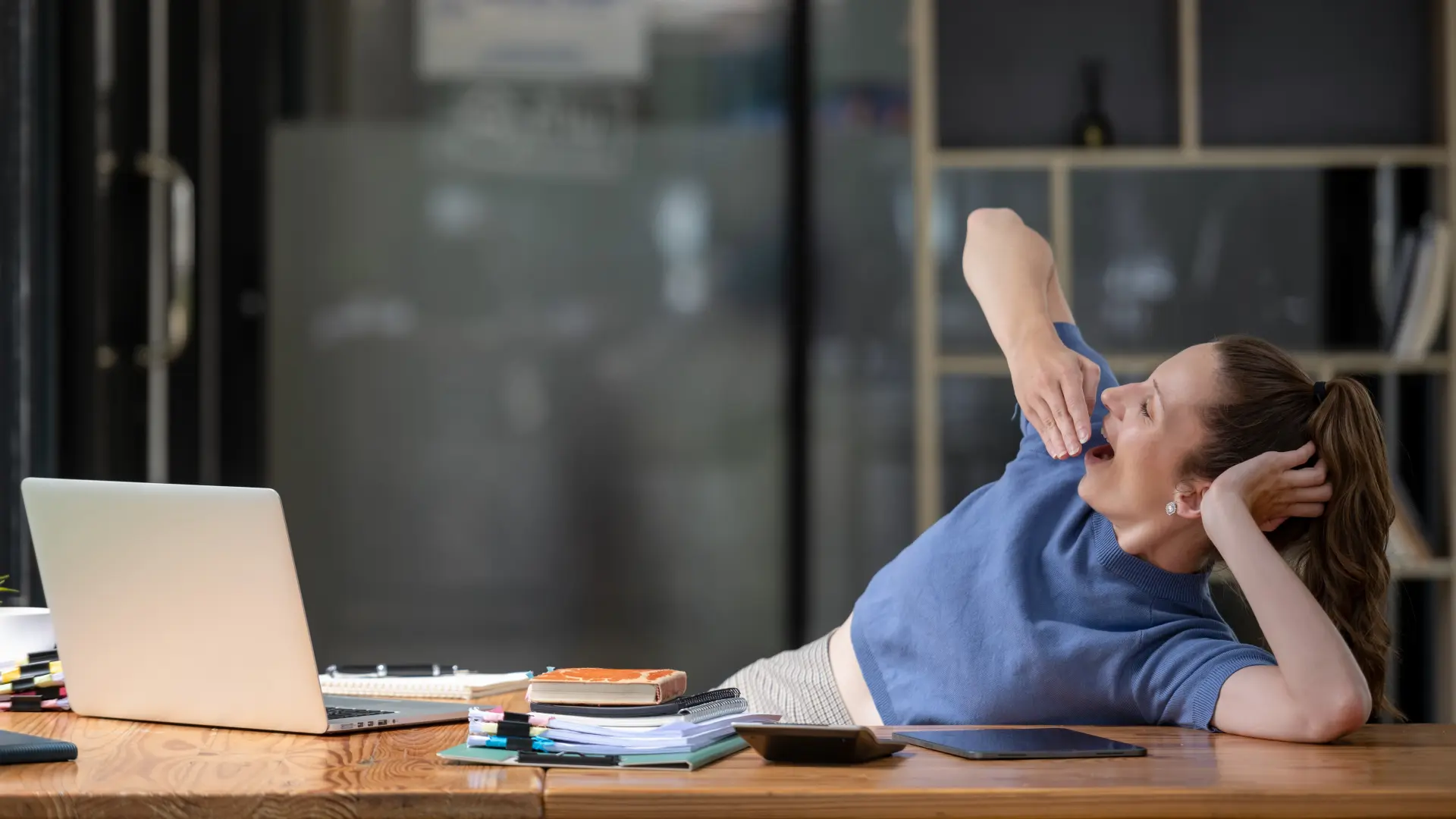 shutterstock_2382467377 popodnevni umor posao na poslu zevanje-69b827a210a04.webp