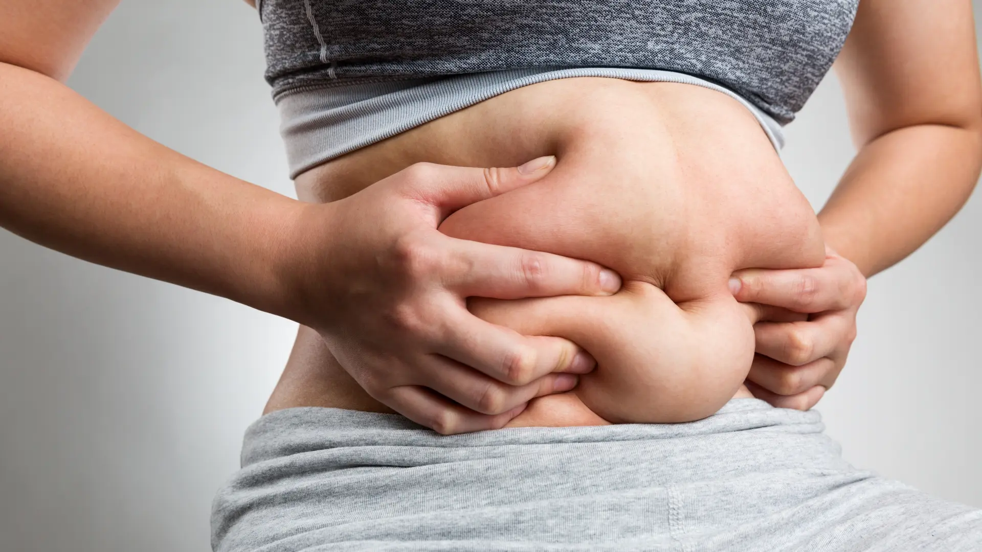 shutterstock_2475029901 salo na stomaku stomak gojaznost šlauf koža višak kože-69a9895612aad.webp