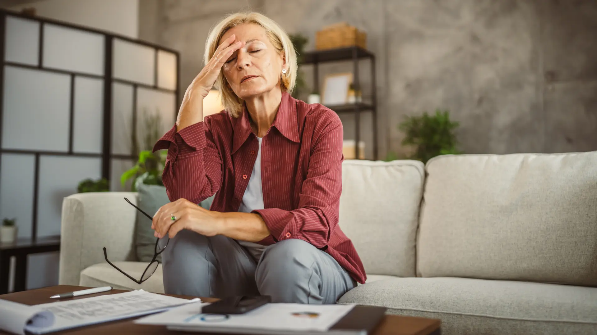 shutterstock_2485318985 advokat posao moždani udar razvod menopauza žena starija gospođa starija od 50 godina sede papiri razvod glavobolja moždani udar umor demencija vrtoglavica-69b3c33427633.webp