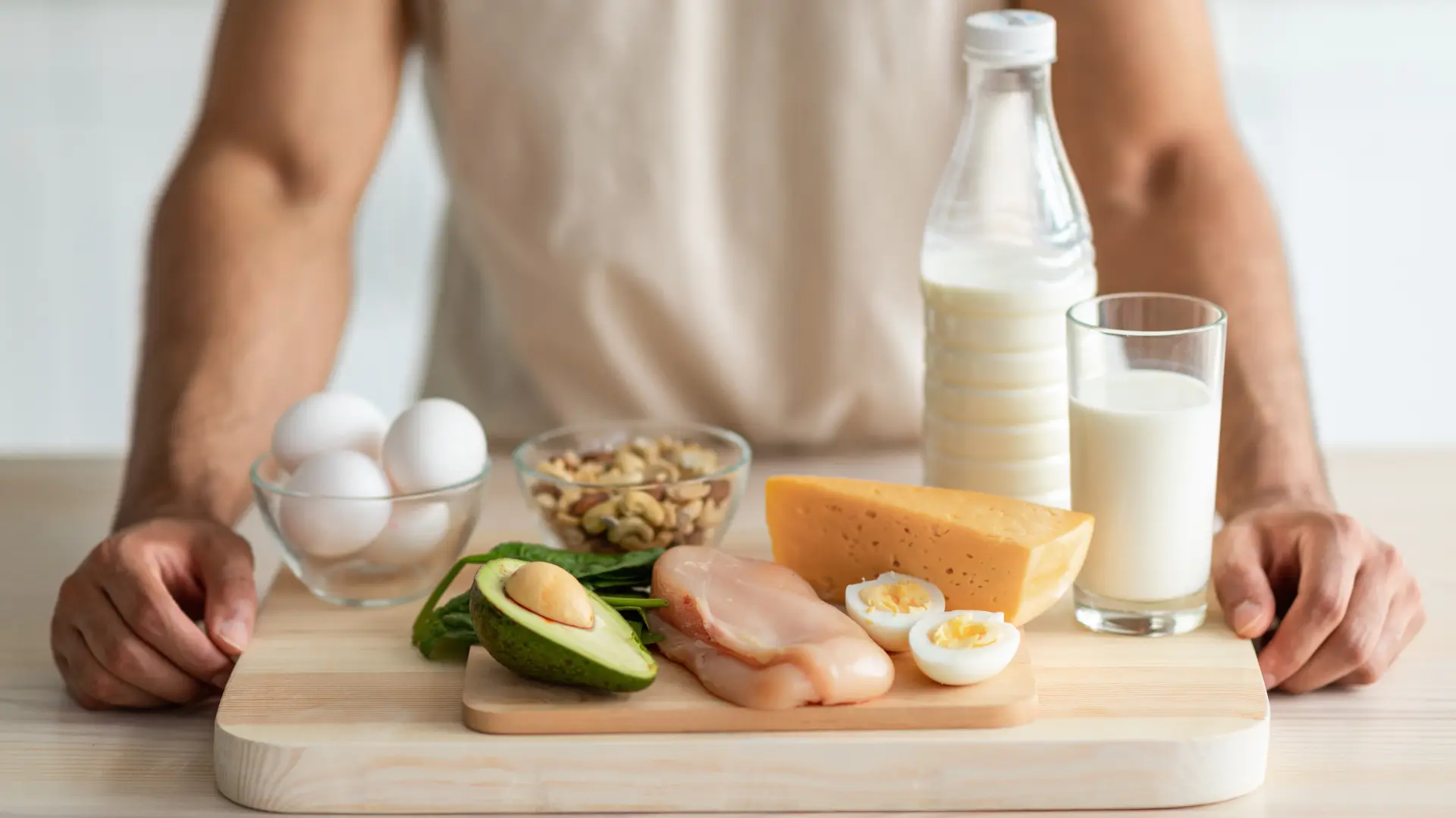 shutterstock_2492441763 doručak hrana ručak jaja avokado jogurt kefir metabolizam belo meso kuhinja zdrava zdravlje proteini sir-69b2d0a104a13.webp