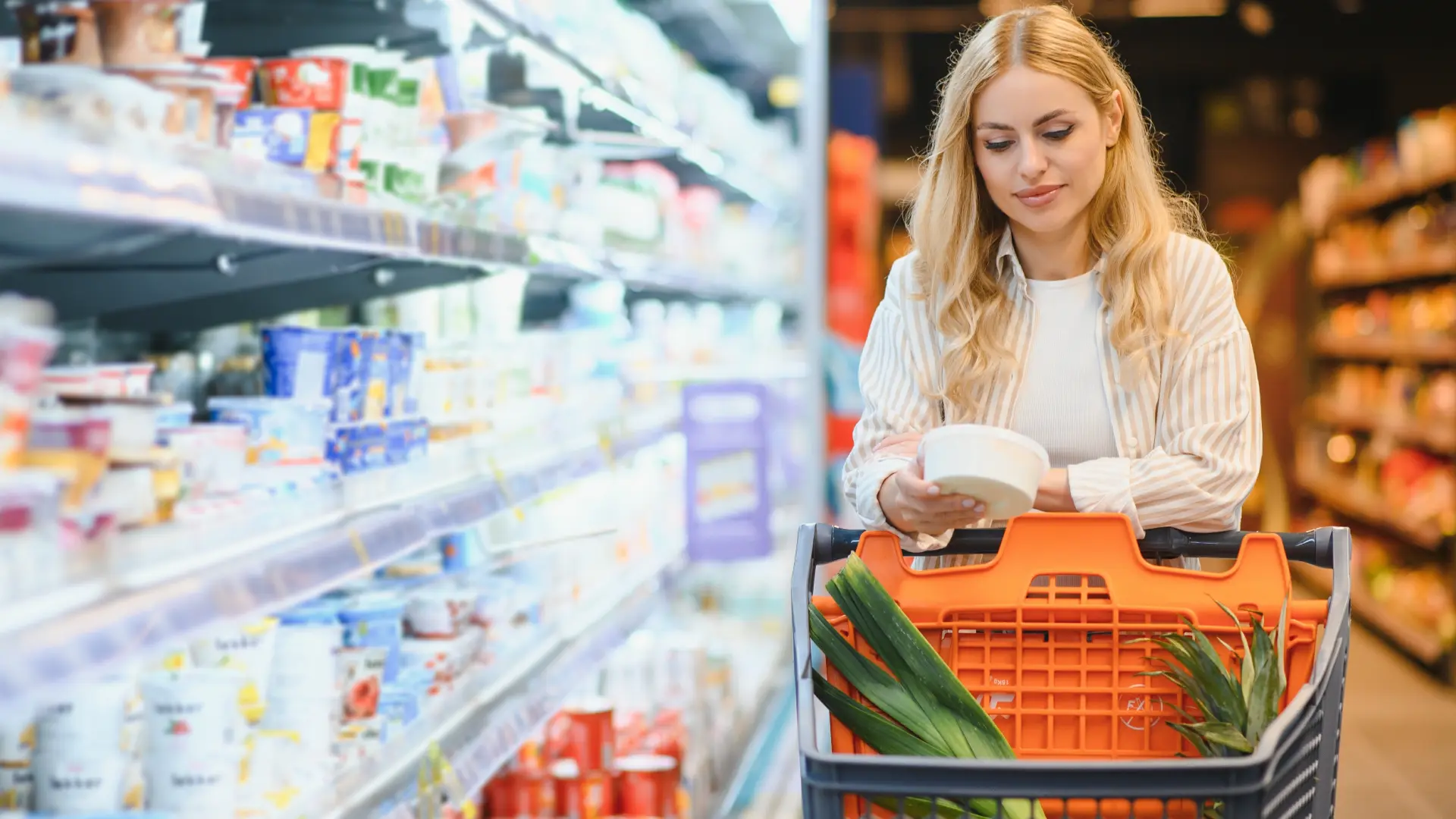 shutterstock_2495917087 hrana mlečni proizvodi mikroplastika devojka žena šoping kupovina supermarket prodavnica  hrana-69a9692623733.webp