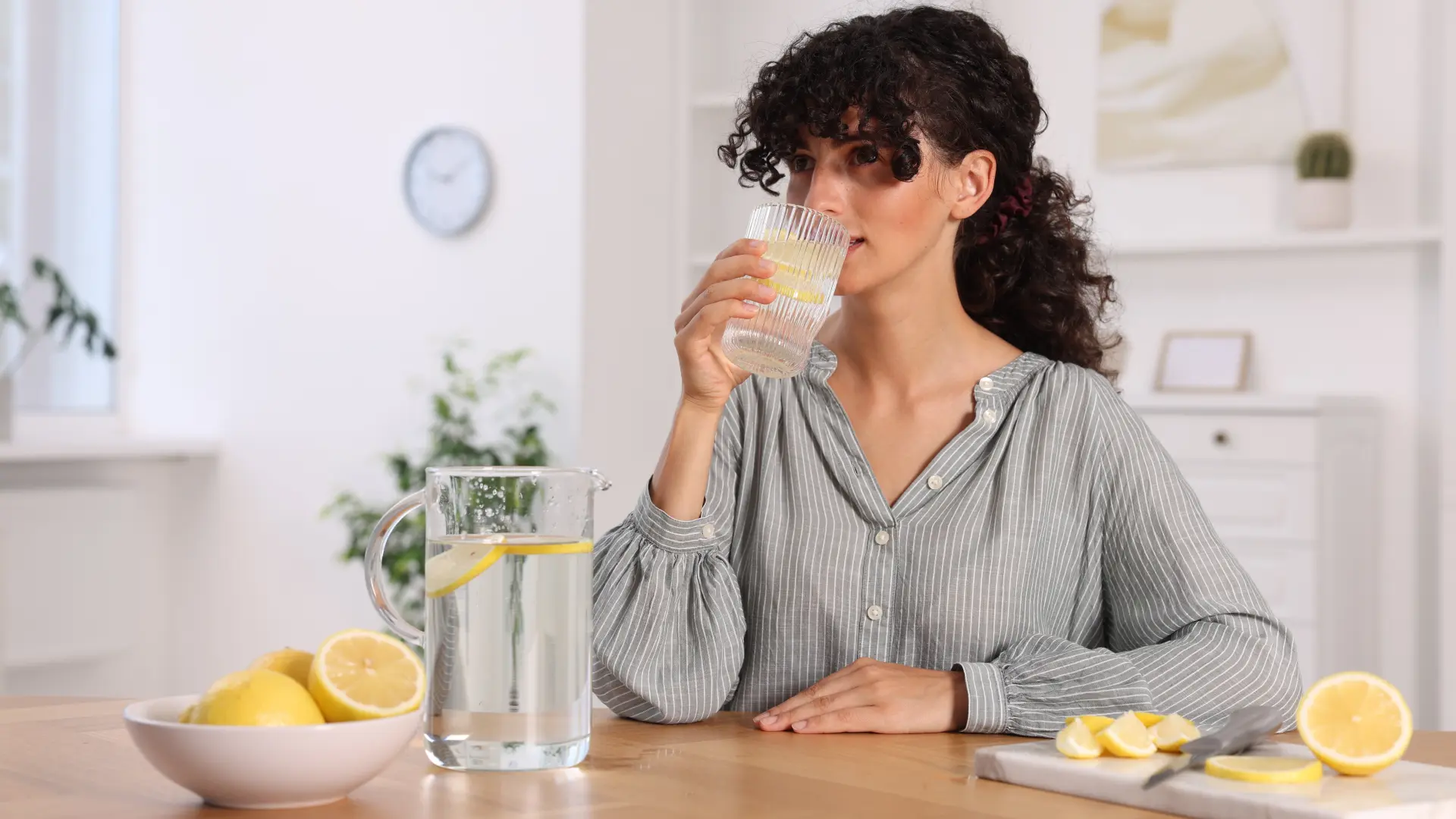 shutterstock_2500223713 dijeta voda hidriranje limun limunada-69c2778652531.webp