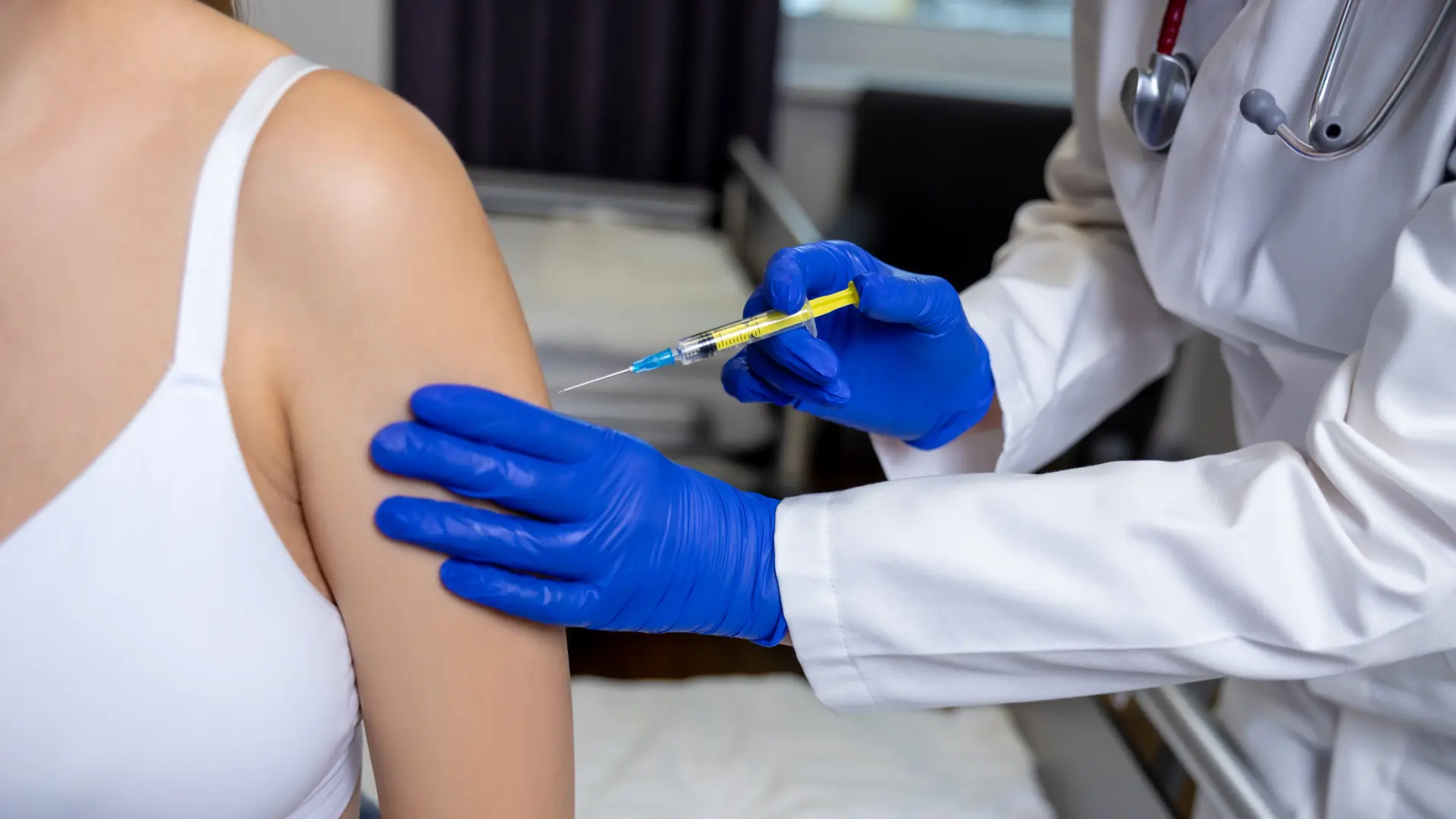 shutterstock_2502483477 vakcina vakcinacija vakcinisanje doktor grip virus lekar-69b3edb862658.webp