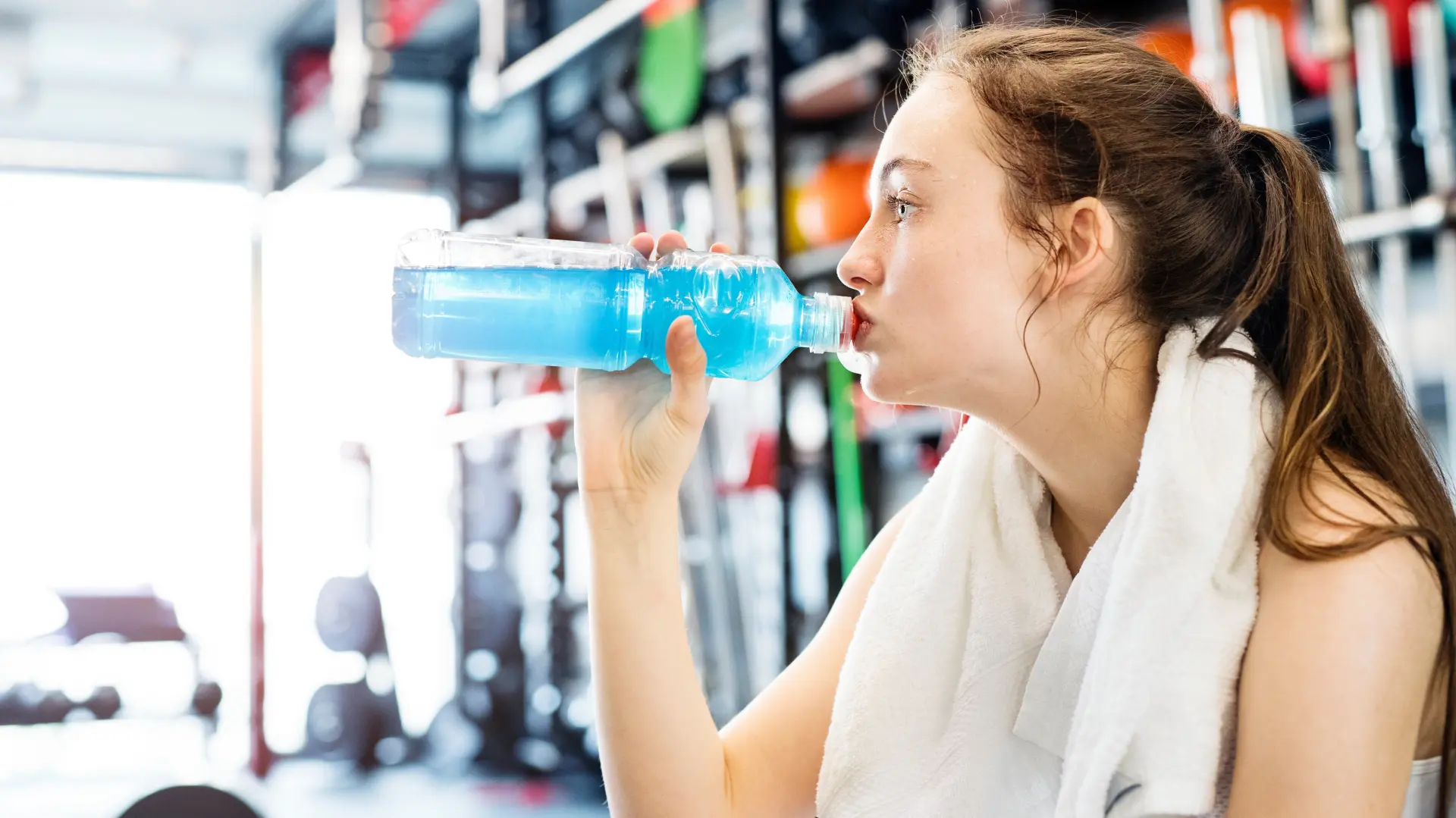 shutterstock_2504548413 elektroliti trening  voda hidriranje energija vežbanje teretana devojka-69babe7f7fb45.webp