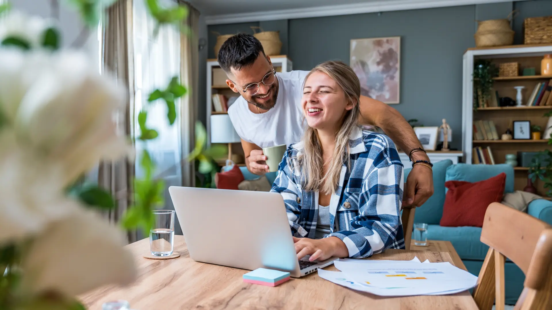 shutterstock_2514433521 ljubav rad od kuće posao osmeh srećan par brak uživanje natalitet dnevna soba-69ba7ca82ea00.webp