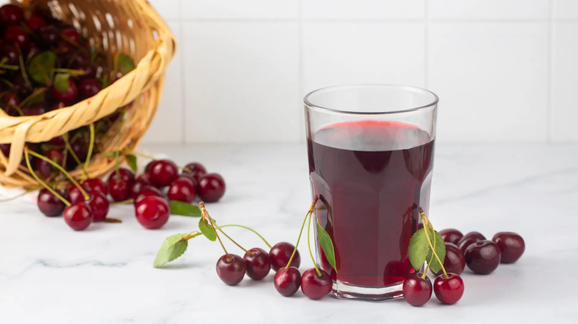 shutterstock_2517857897 sok od višnje višanja voće trešnje-69c7953e33e9c.webp