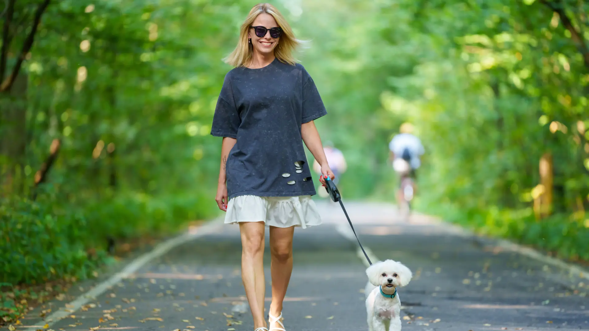 shutterstock_2521525915 hodanje šetnja lepo vreme pas hodanje psi devojka proleće priroda uživanje walk-69ba834abb8a6.webp