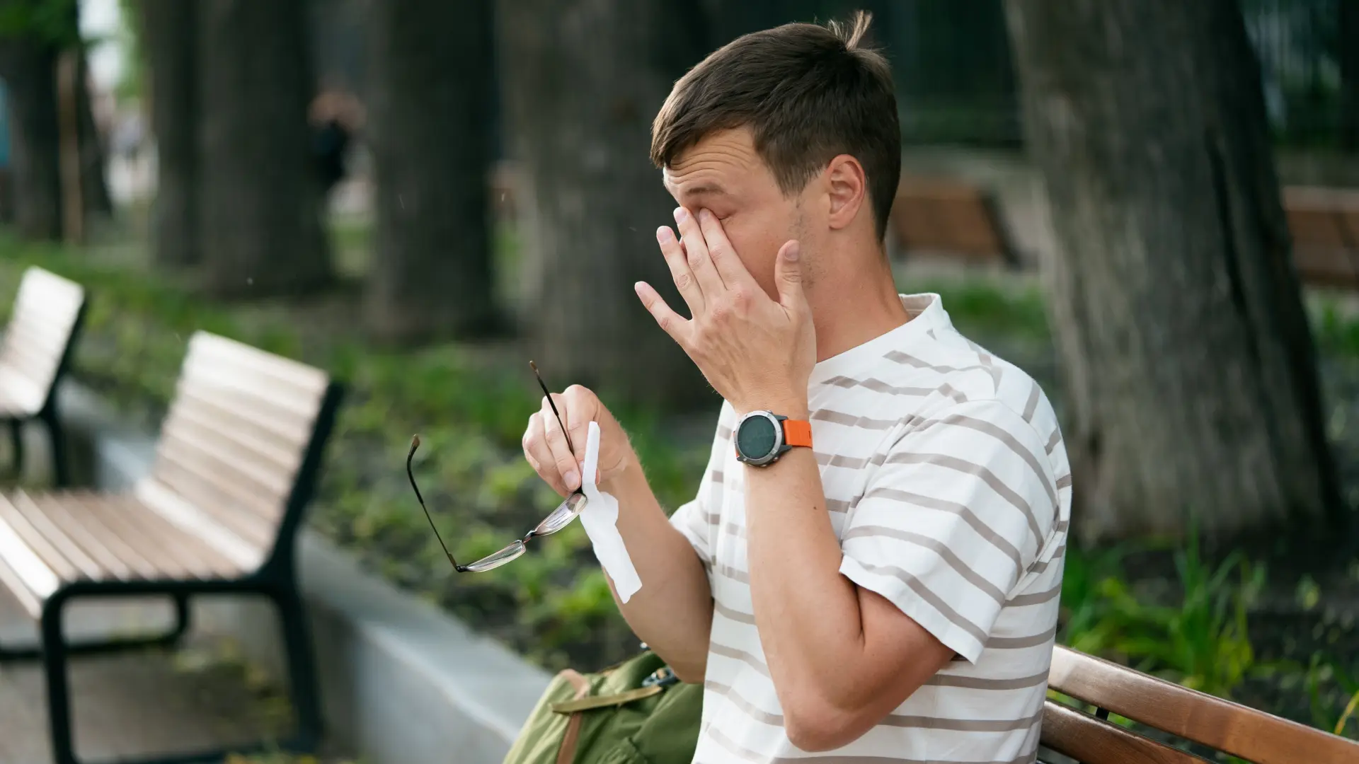 shutterstock_2530739359 prolećno umor alergija polen lepo vreme klupica samoća usamljenost dečko muškarac naočare trljanje očiju-69aed36cd824e.webp