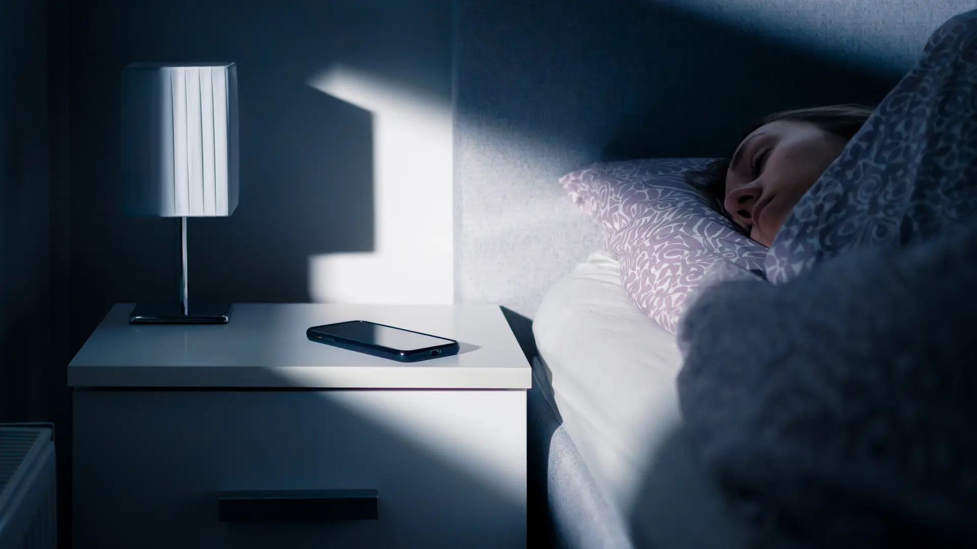shutterstock_2540355991 spavanje telefon krevet svetlost-69ae906795f3a.webp