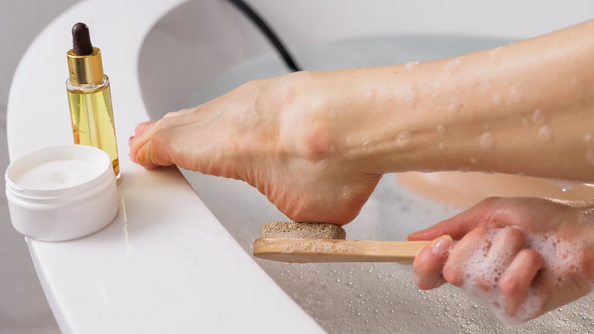 shutterstock_2583605185 kupanje turpijanje pete peta ispucale pete koža nega kože  krema losion kupanje-69be6e86174b5.webp