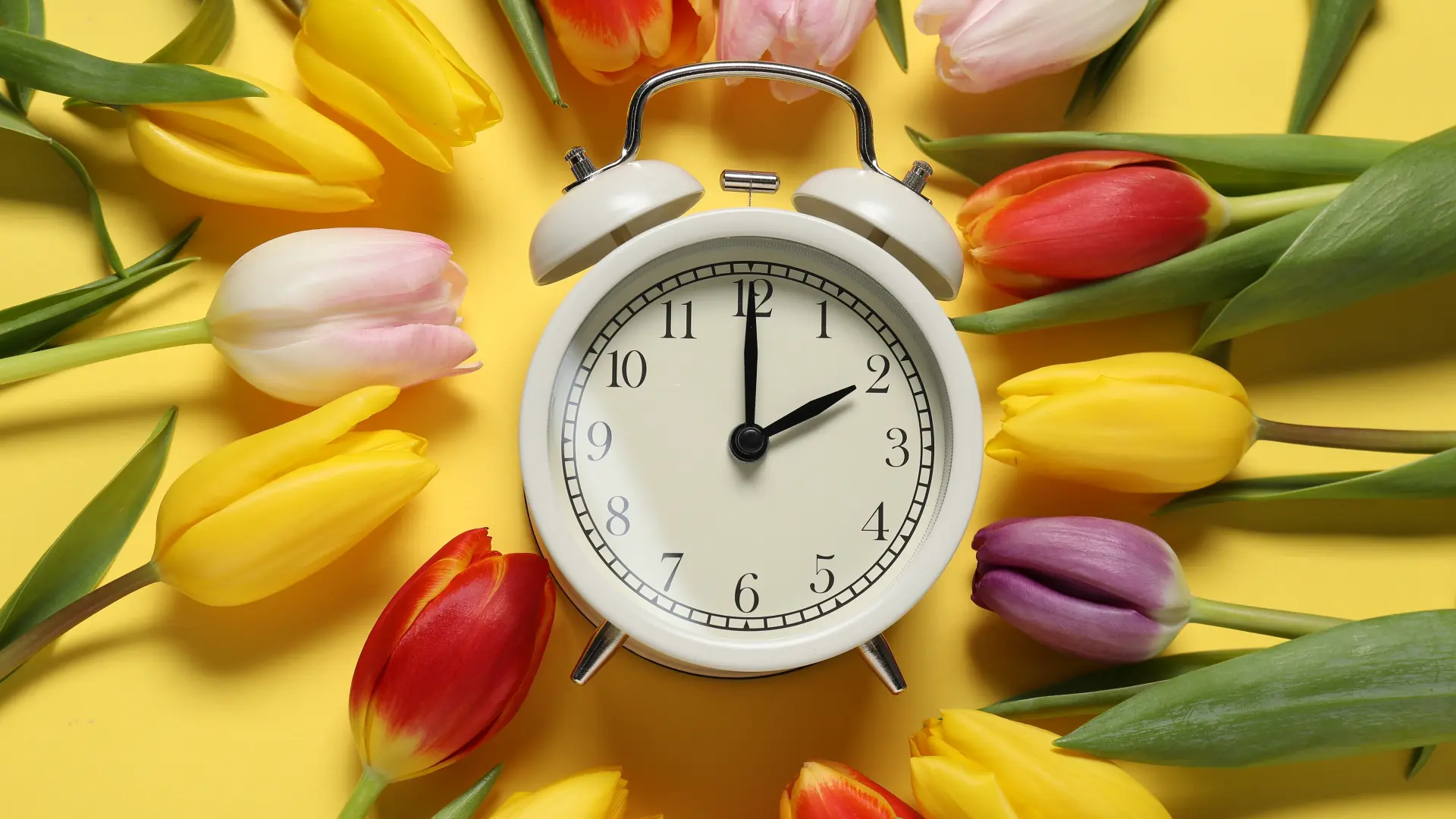 shutterstock_2588157535 pomeranje sata letnje računanje vremena vreme sat pomeranje sata-69c7ce9732f57.webp