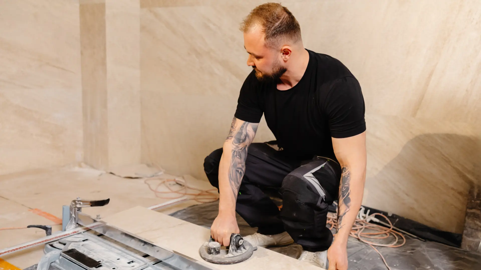 shutterstock_2618252953 keramičar lepljenje pločica posao majstor pločice renoviranje kupatila kuće housemajstor-69b3d06e3ebb5.webp