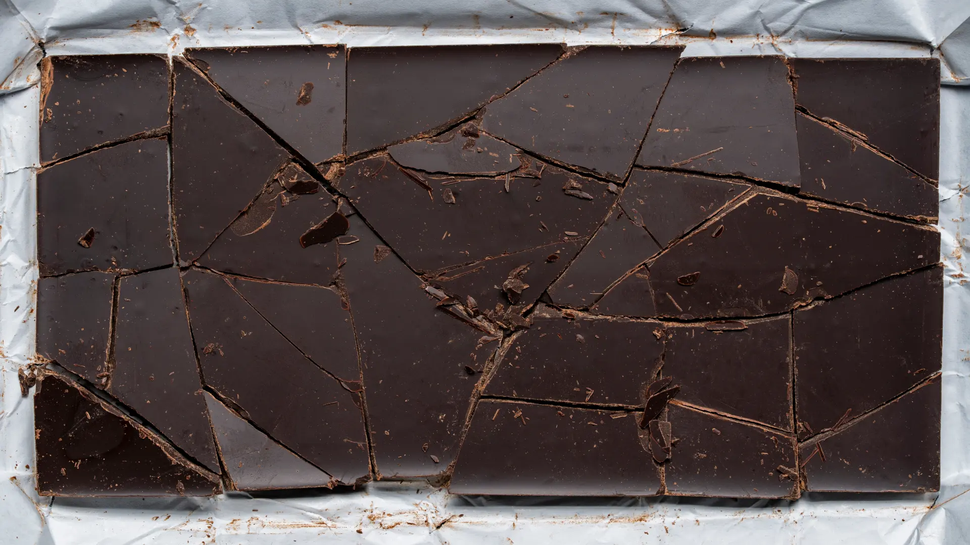 shutterstock_2626557405 tamna crna čokolada-69c6985ddb717.webp