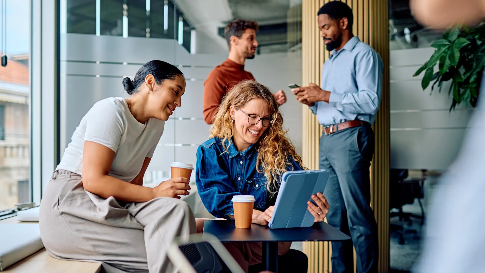 shutterstock_2683872743 kafa posao pauza na poslu kolege prijatelji odmor-69c6b45ee1026.webp