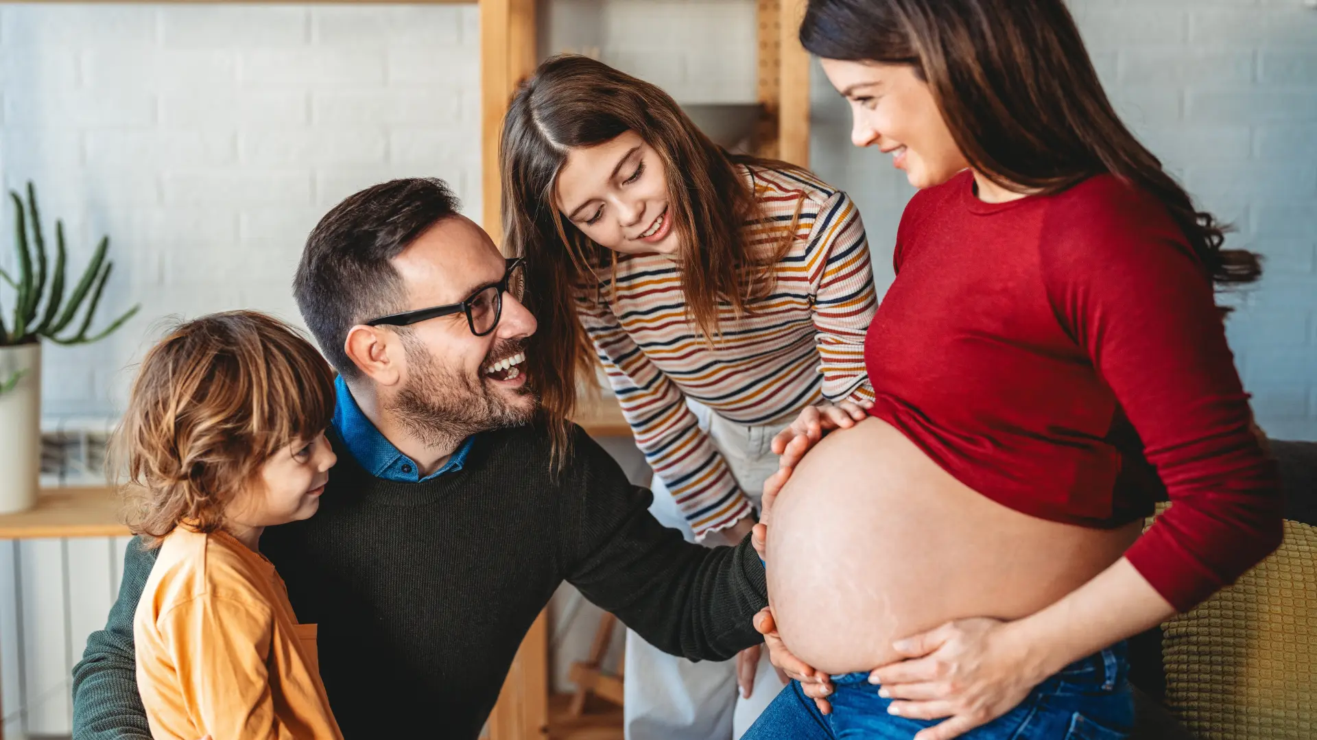 shutterstock_2735037003 porodica osmeh trudnica trudnoća mama tata deca-69c92f2e79be5.webp