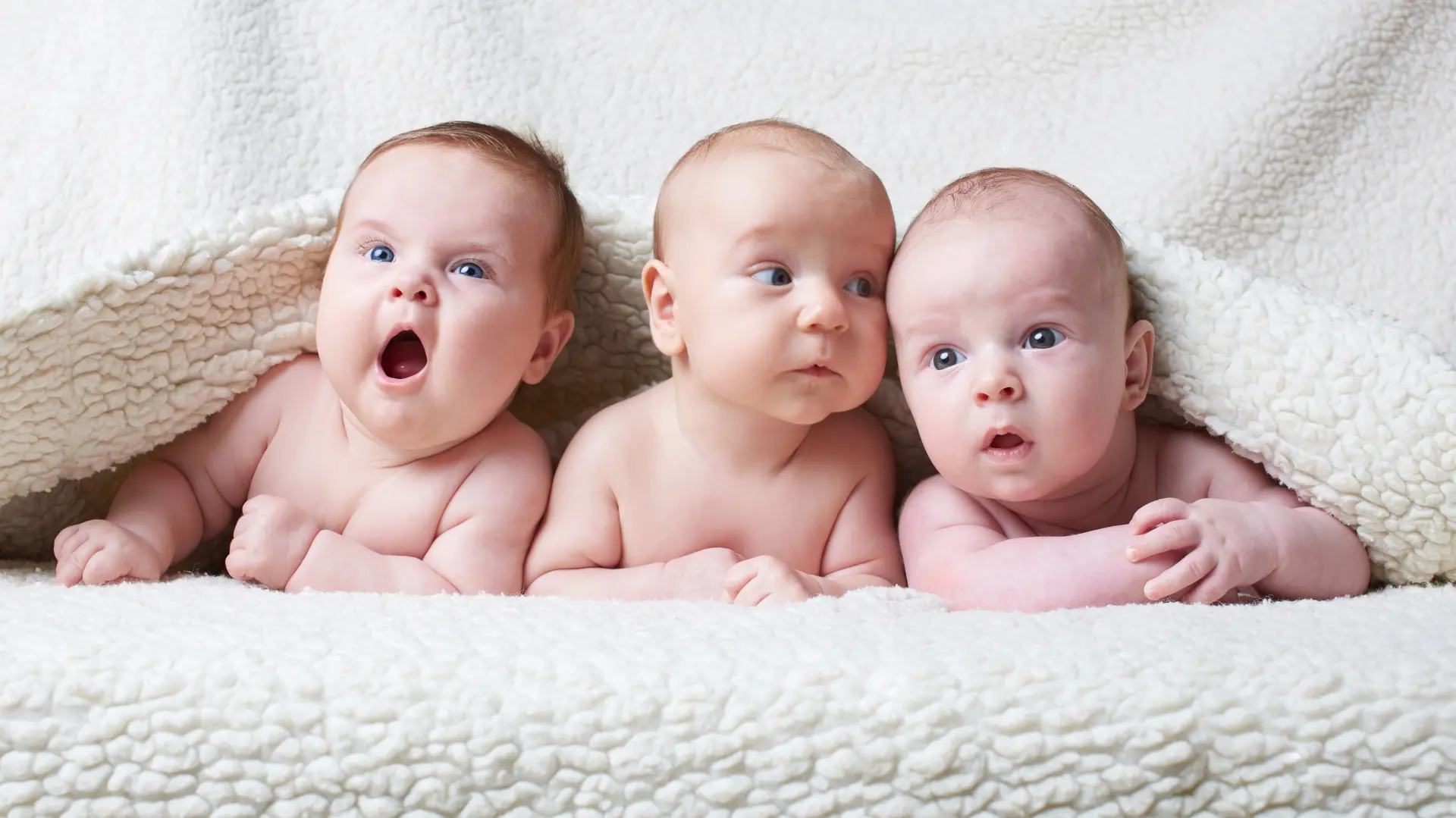 shutterstock_305447312 trojke bebe deca  dečaci-69b00acf3af36.webp