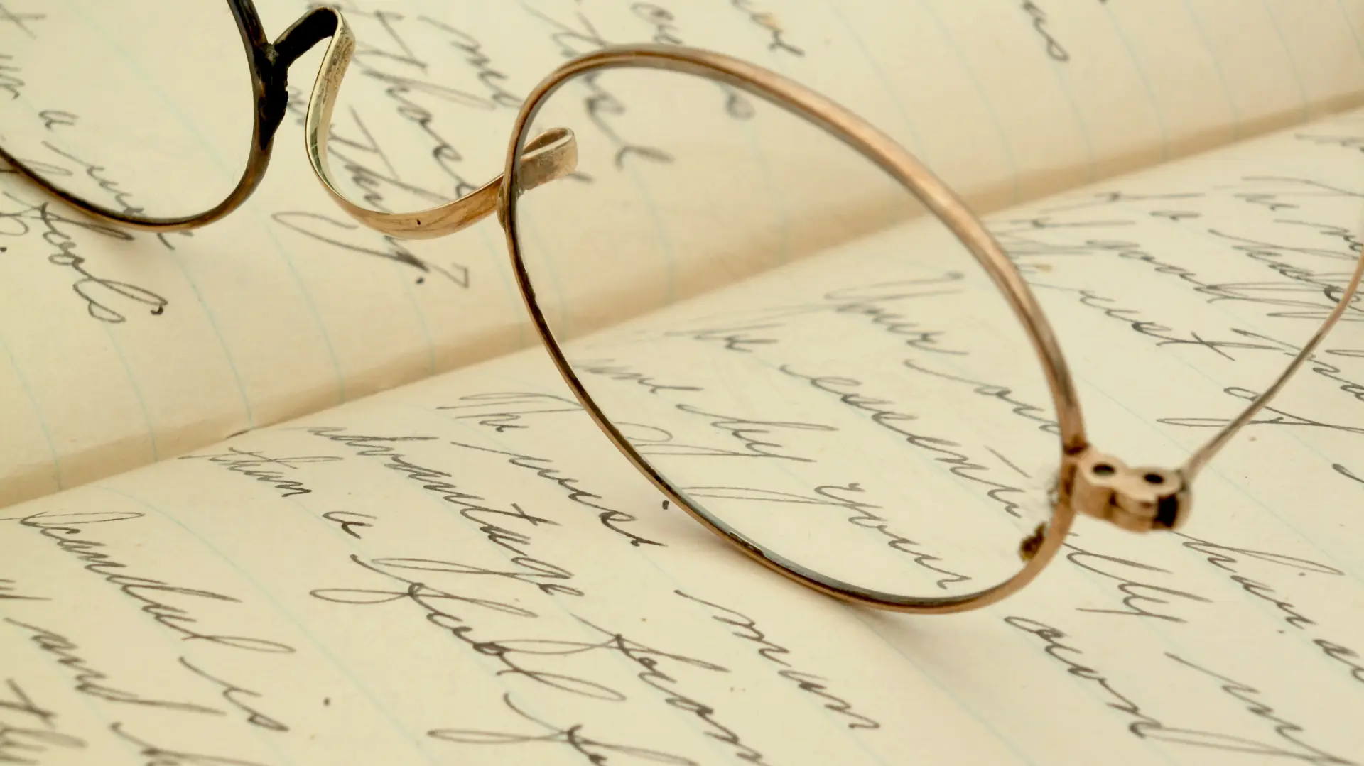 shutterstock_33142003 srpski jezik pisana slova naočare čitanje pismo knjiga svesta srpski jezik čitanke reč slovo-69b545cc01874.webp