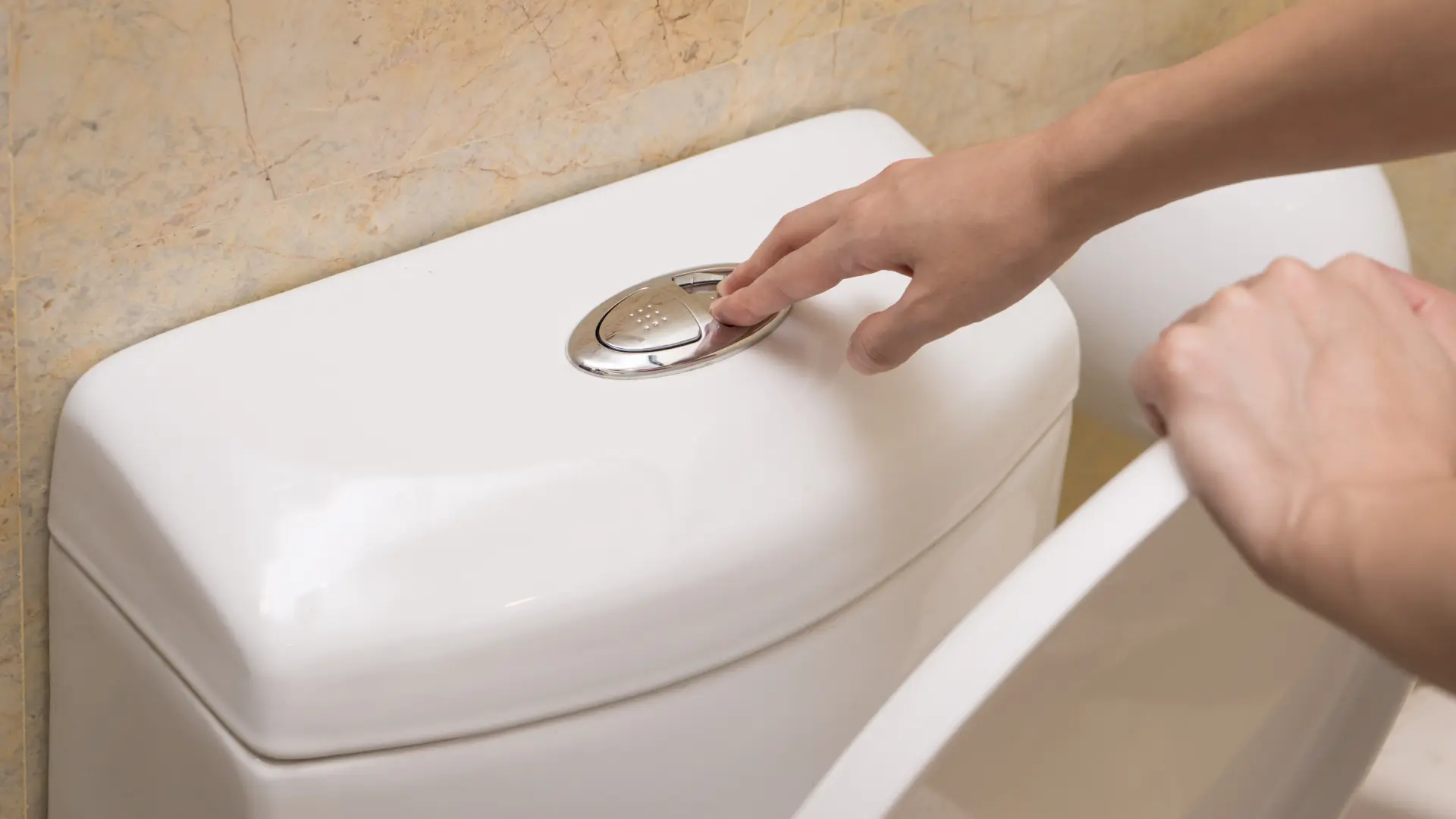 shutterstock_347585354 vodokotlić wc šolja kupatilo toalet dugme na wc šolji-69ca52031628e.webp