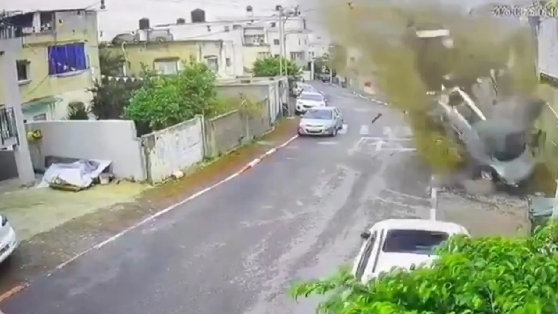 snimak udara iranske rakete na grad Kafr Kasim u Izraelu automobil nazdorna kamera x clashreport Printscreen-69c52ed442352.webp