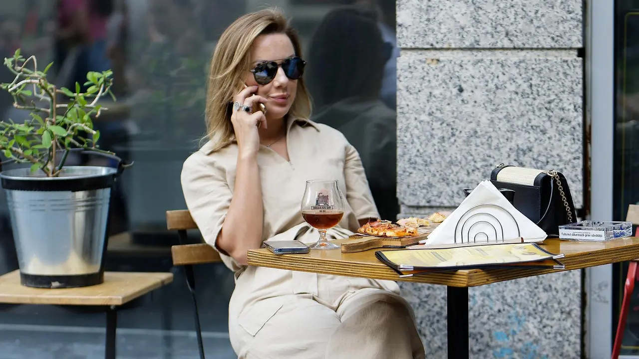 žena, ručak, moda, samoća, telefon-69ad90d58dd21.webp