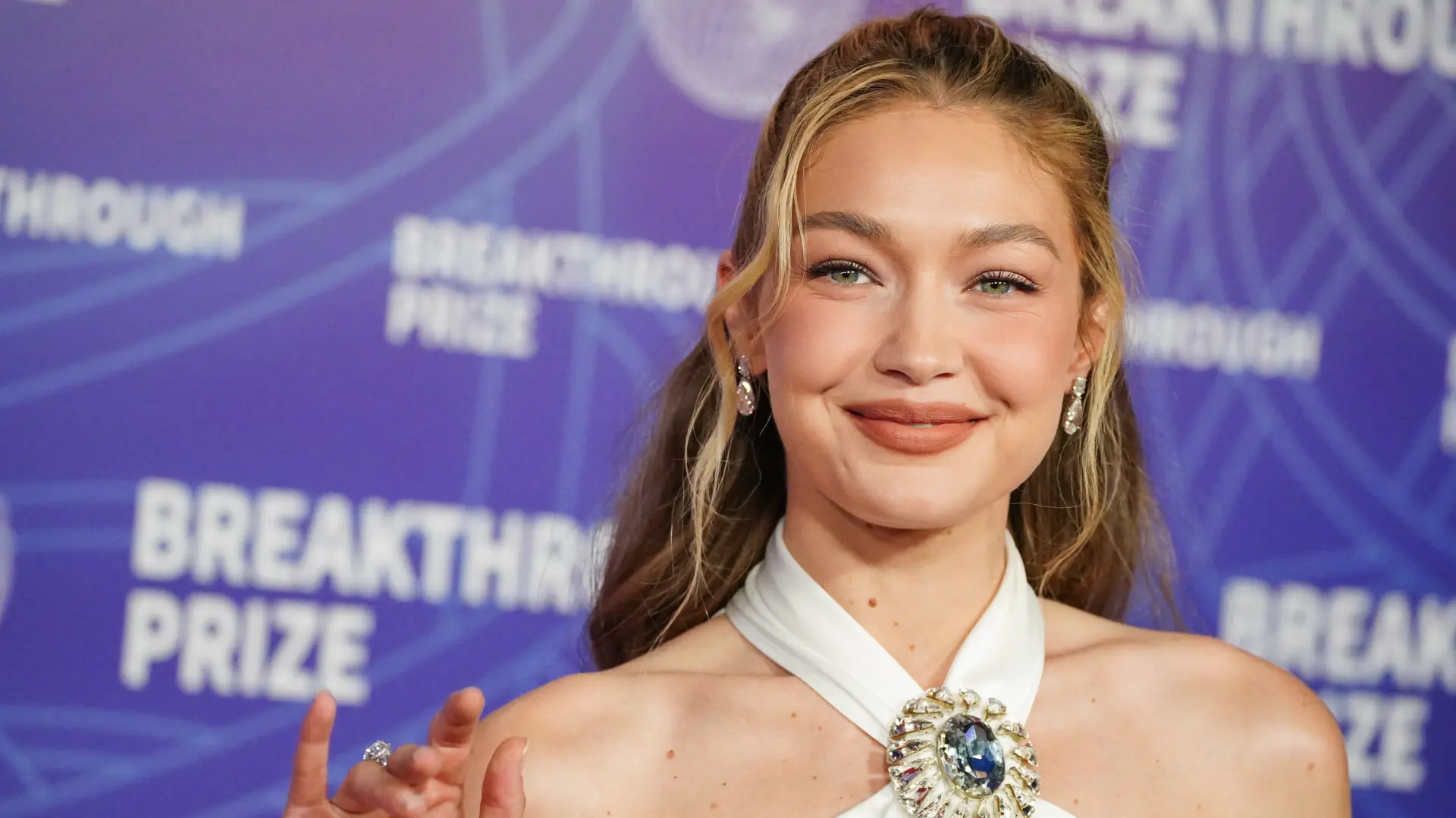 Điđi Hadid Jordan StraussInvisionAP Tanjug-69e608bf72fc7.webp