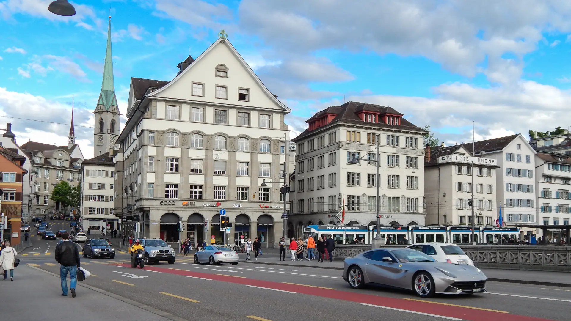 Švajcarska Cirih ulica ljudi saobraćaj automobili Pixabay-69ecb32ee8ef1.webp