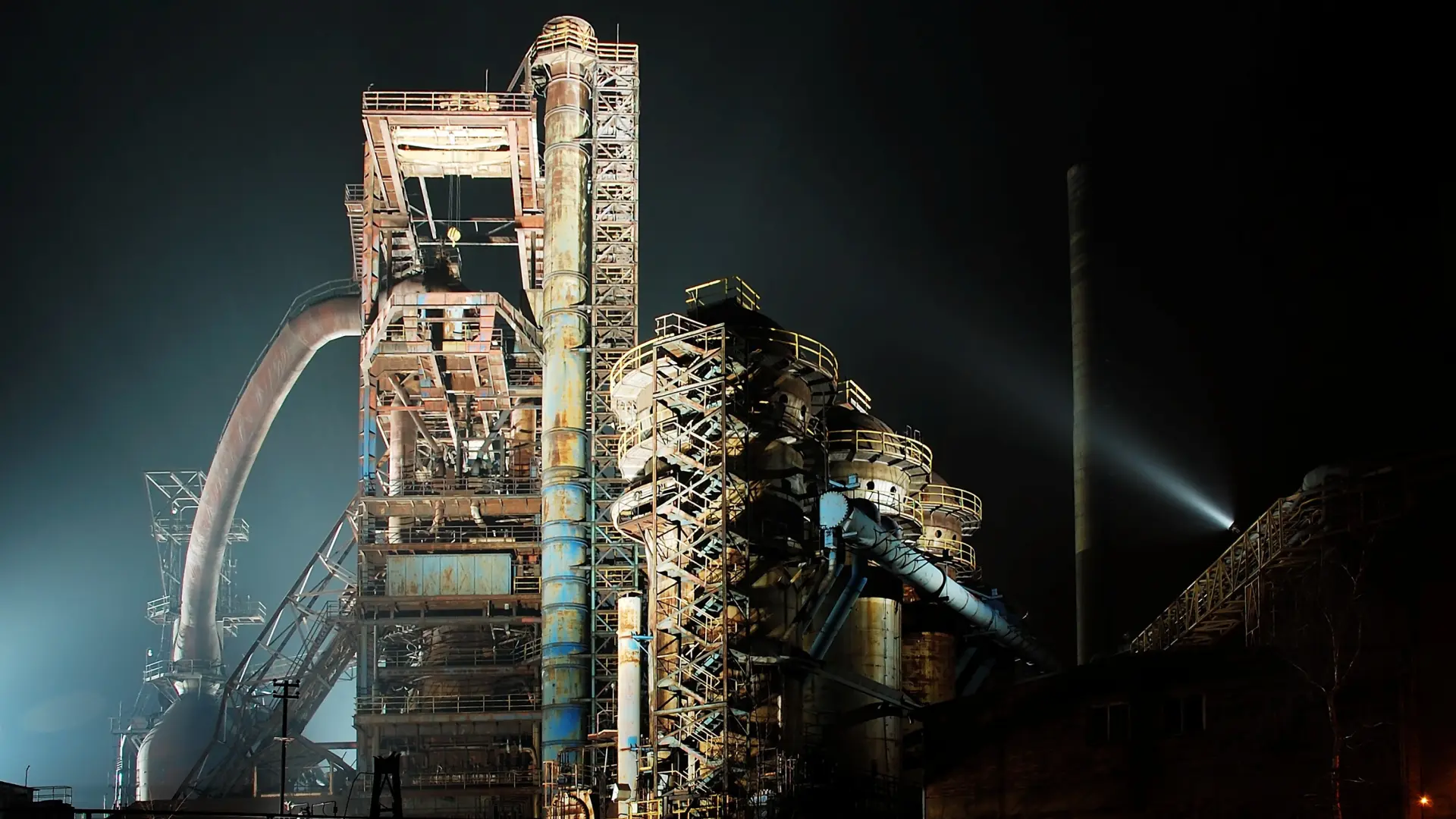 železara fabrika noć Pixabay Ilustracija-69d112f21111f.webp