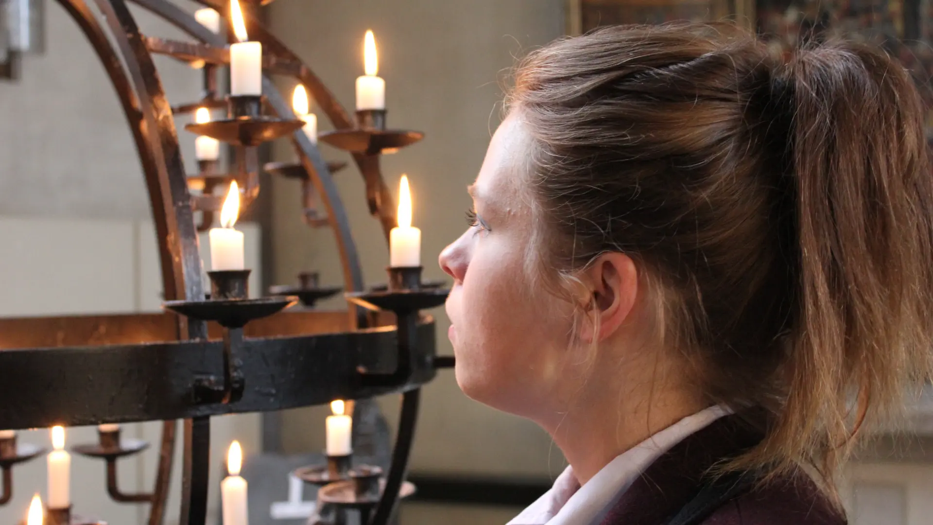 žena u crkvi pixabay-69df938b51f56.webp