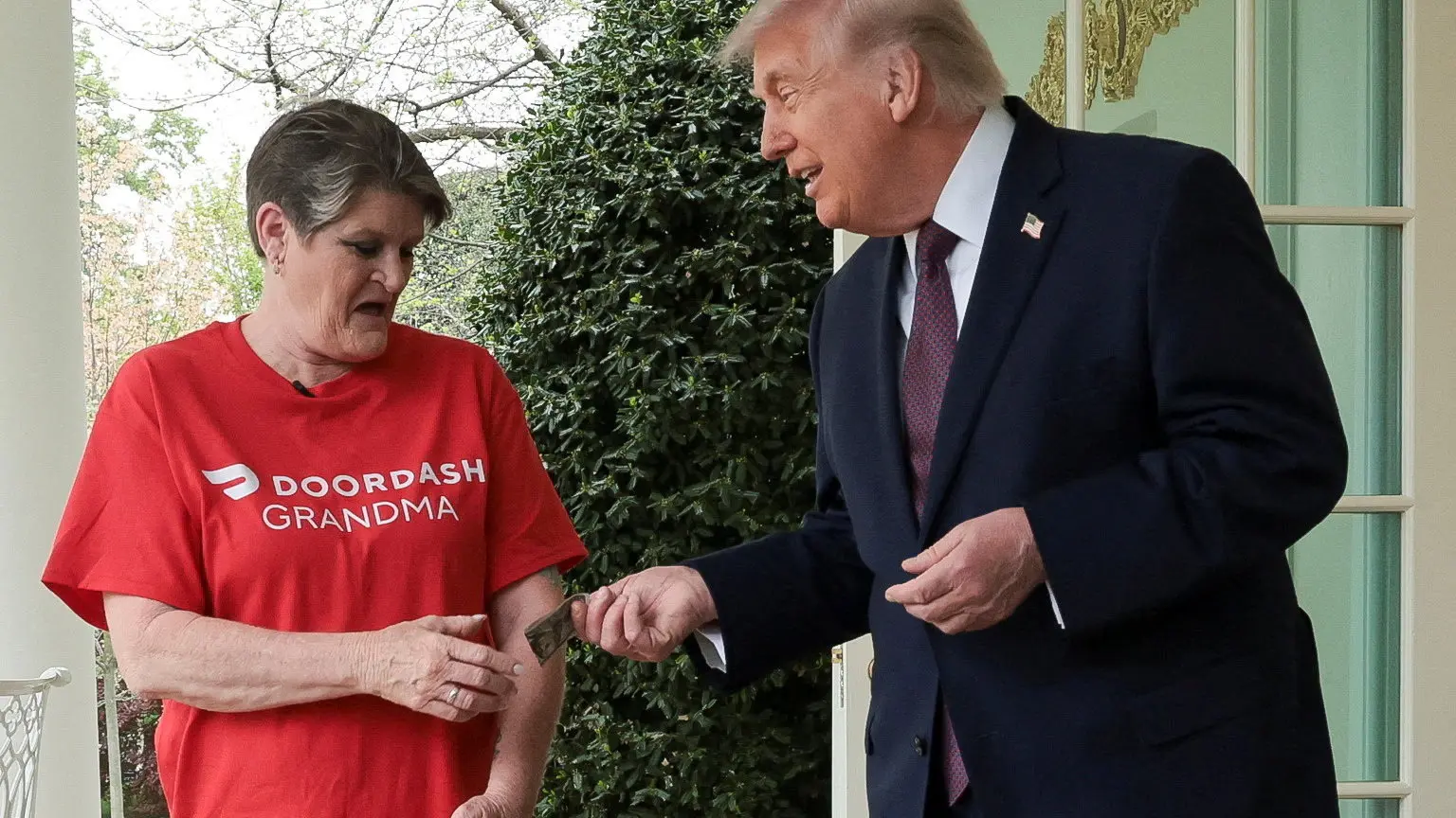 Donald Tramp napojnica Mekdonalds REUTERS Jonathan Ernst-69ddf47f2ae95.webp