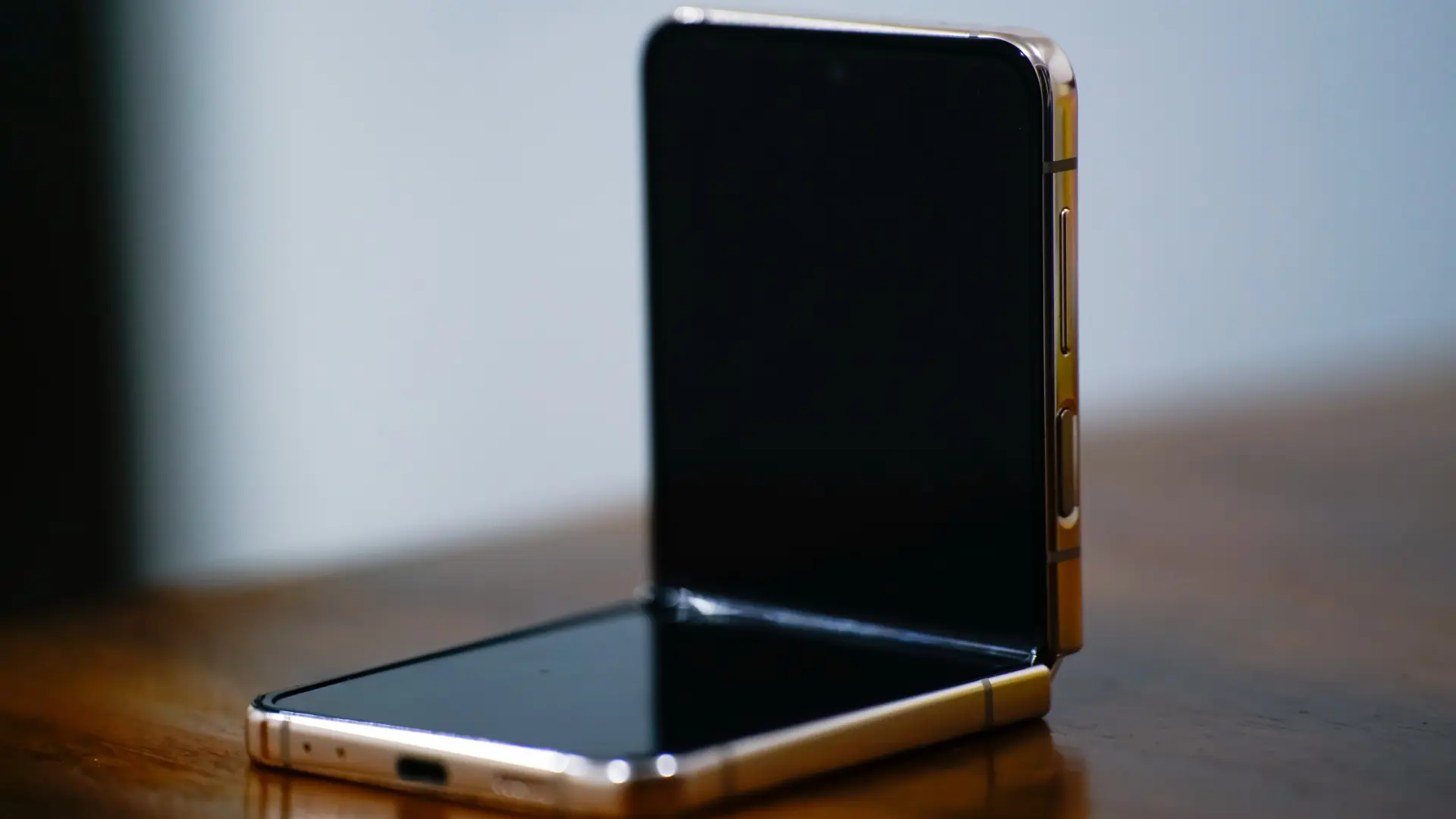 Fold telefon mobilni preklopni shutterstock-69d63343178aa.webp