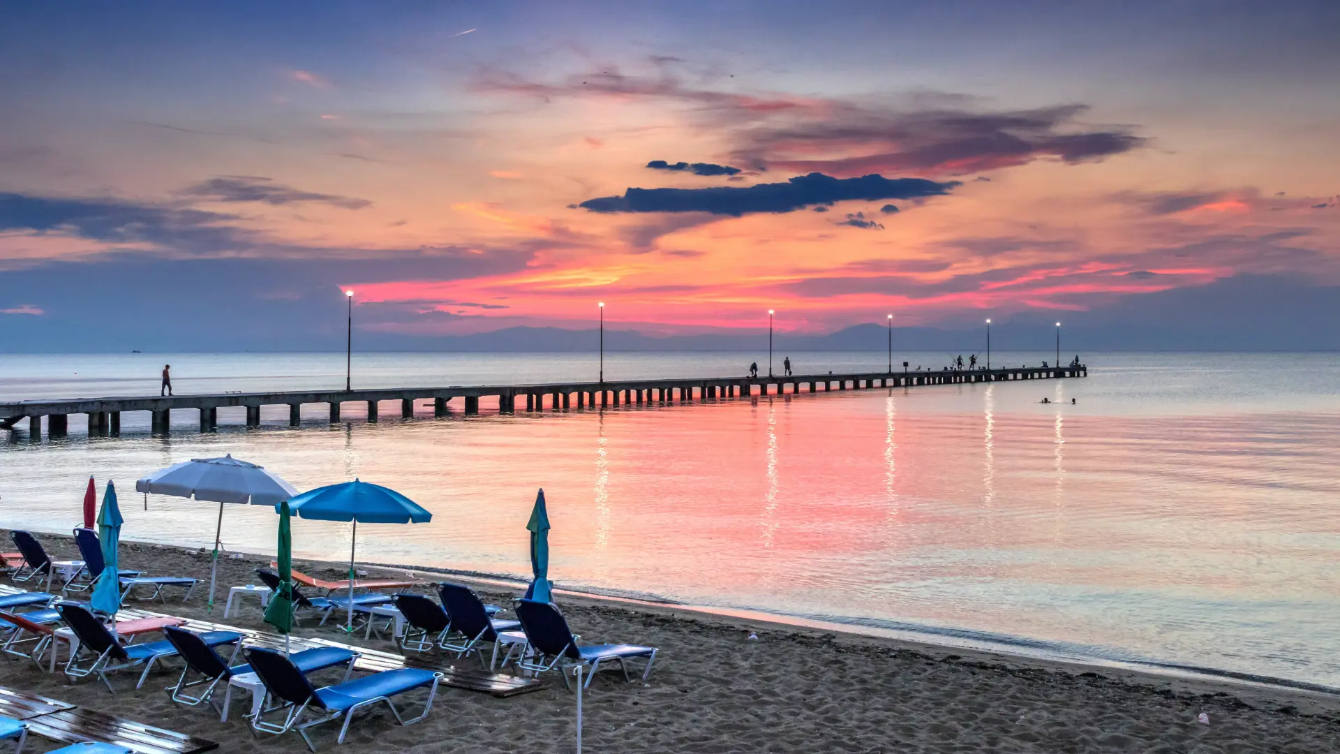 Grčka plaža more ležaljke suncobrani Pixabay-69f0ed556a026.webp