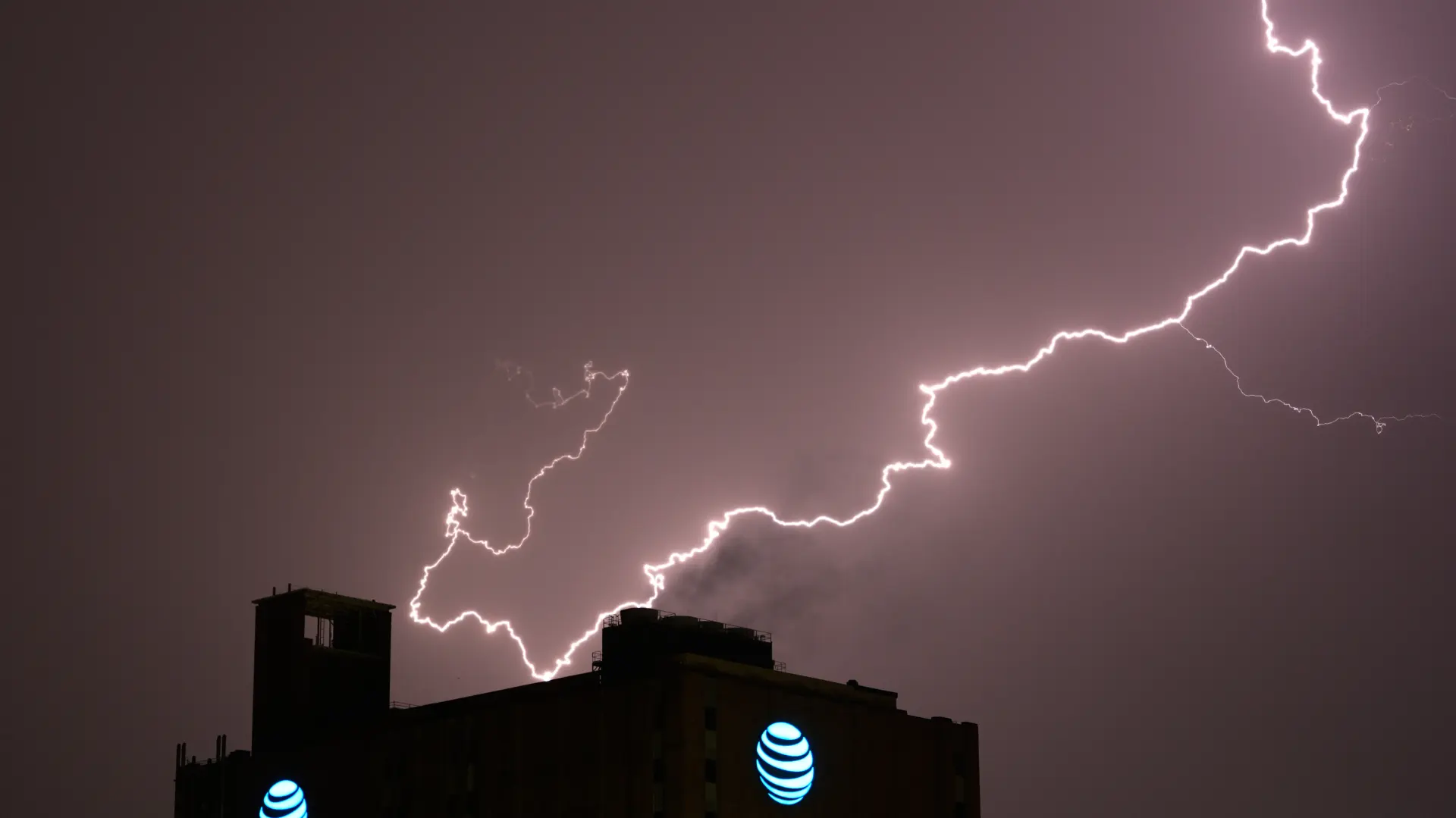 Kanzas Amerika munja zgrada nebo nevreme Tanjug AP Photo Charlie Riedel-69f0e85babdda.webp