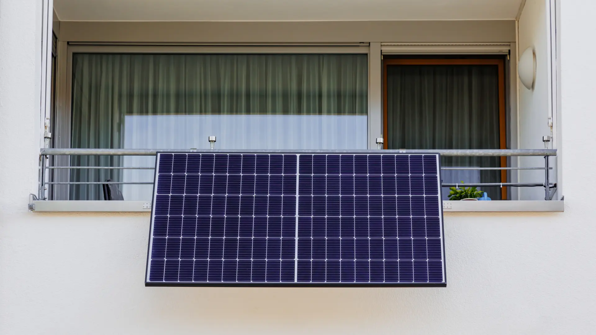 Solarni panel tarasa plug-in solarni panel Shutterstock-69e202dc94d4b.webp