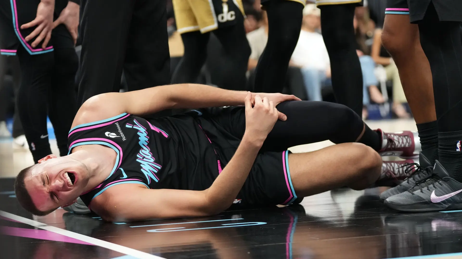 Tan2026-04-0423431443_6 nikola jovic povreda majami hits AP PhotoMarta Lavandier-69d218b2f17cb.webp